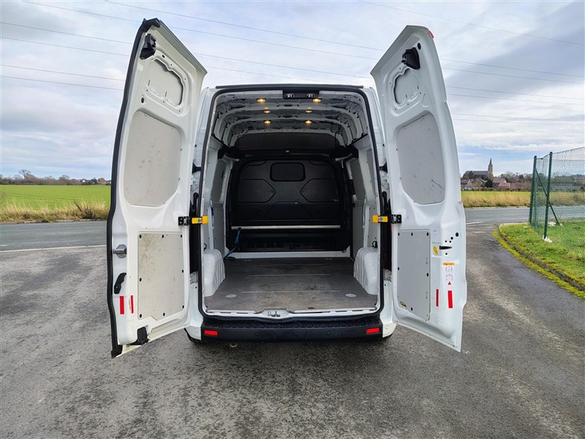 Ford Transit 2.0 TDCi L1H2 CLIM / TEL (2019) - Foto 14