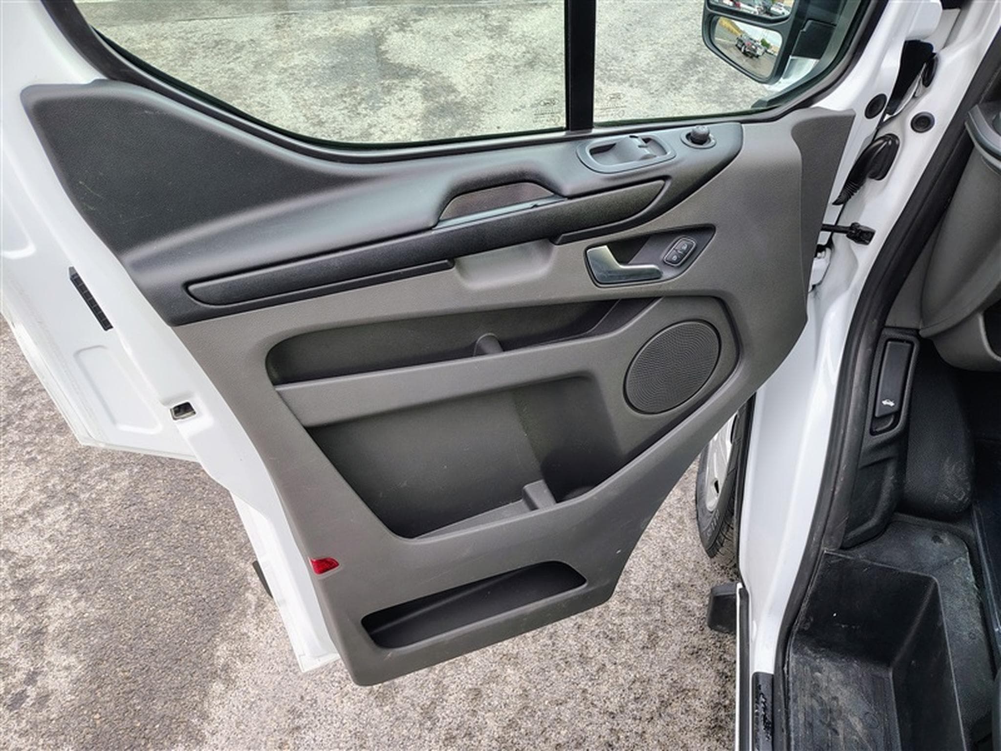 Ford Transit 2.0 TDCi L1H2 CLIM / TEL (2019) - Foto 16
