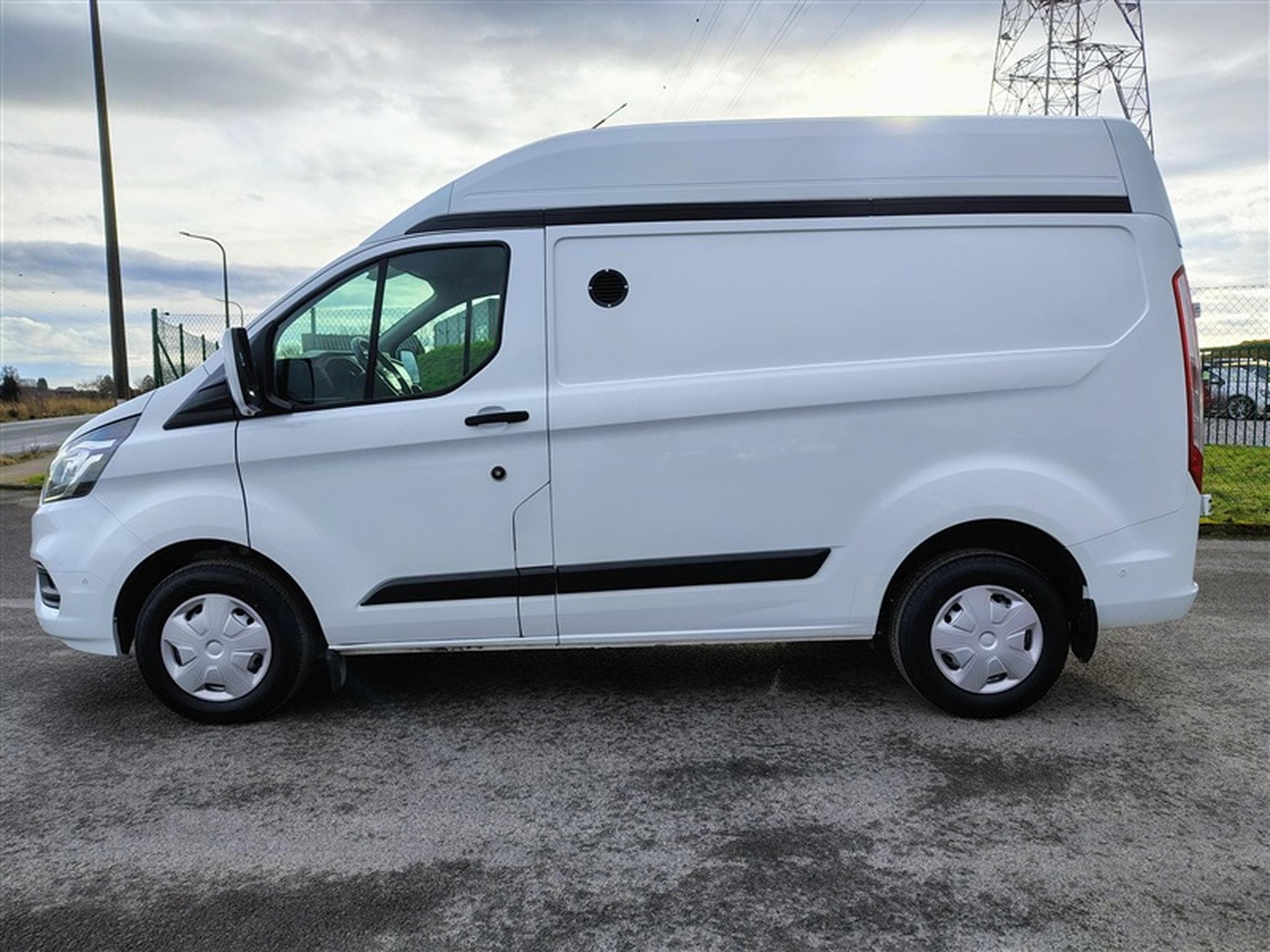 Ford Transit 2.0 TDCi L1H2 CLIM / TEL (2019) - Foto 3
