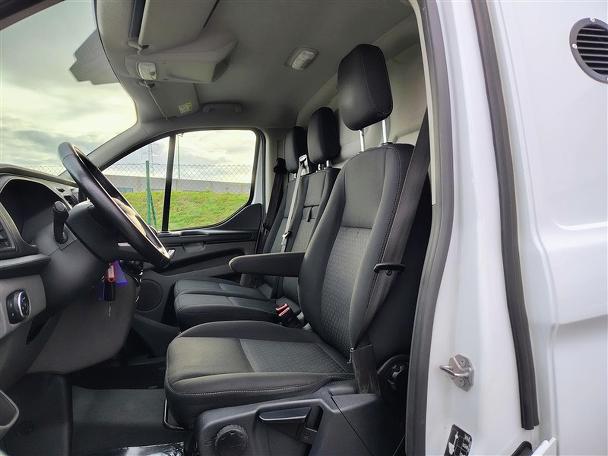 Ford Transit 2.0 TDCi L1H2 CLIM / TEL (2019) - Foto 7