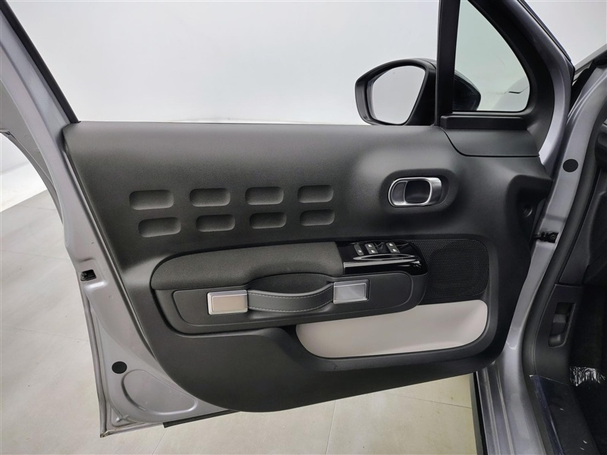 Citroen C3 1.2i PureTech Shine CARPLAY / FULL LED / JA 16" (2023) - Photo 16