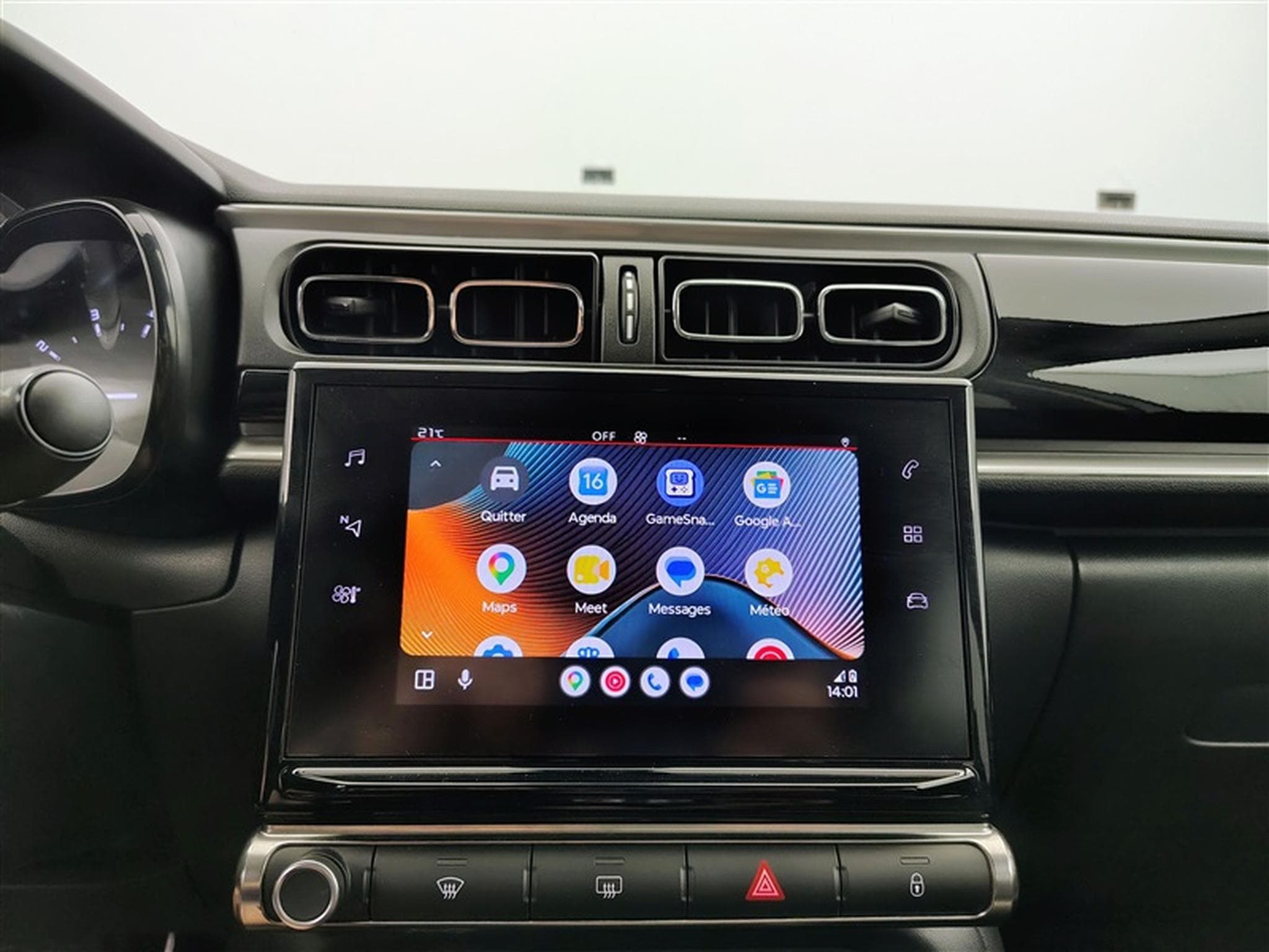 Citroen C3 1.2i PureTech Shine CARPLAY / FULL LED / JA 16" (2023) - Photo 19