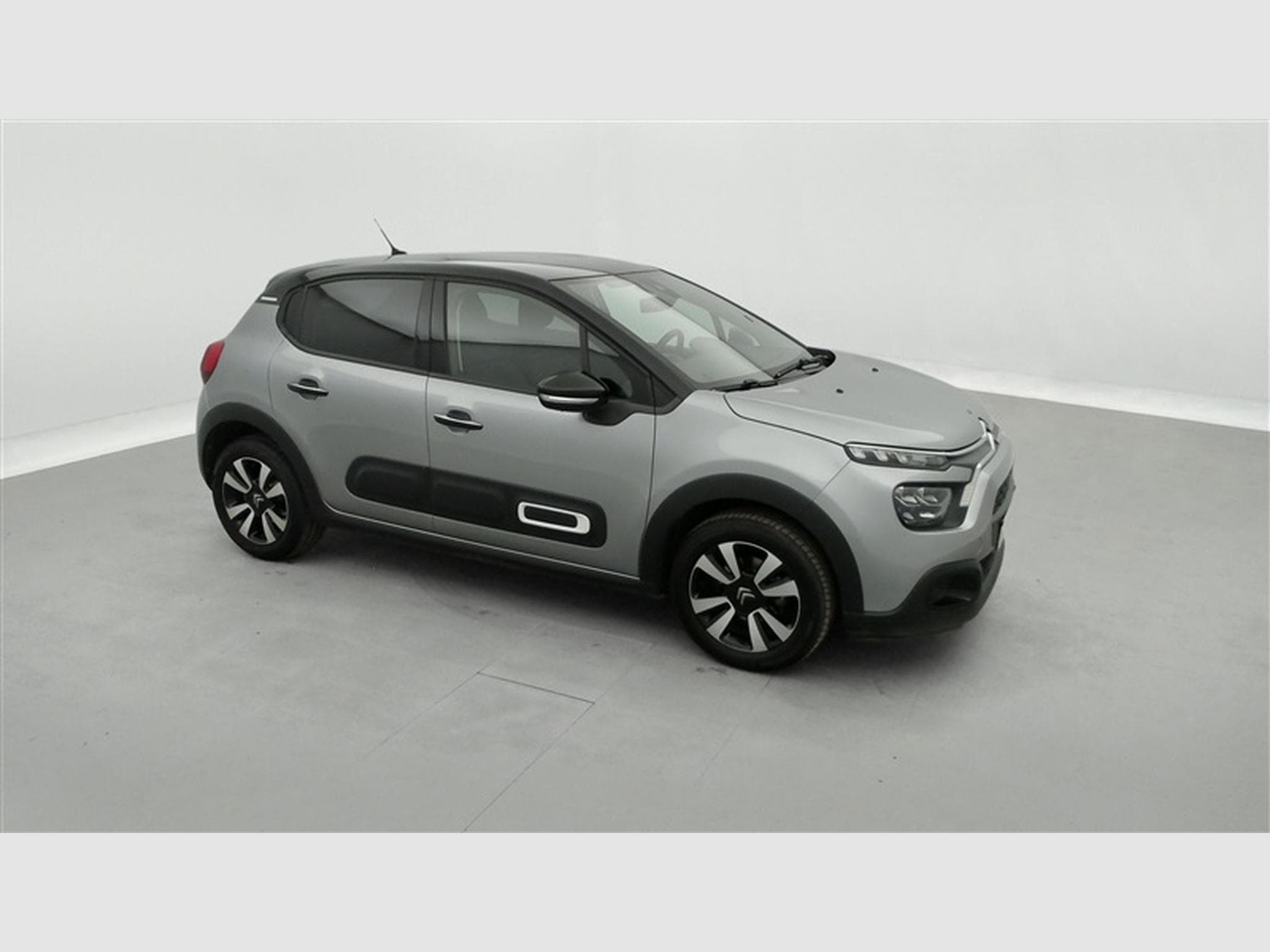 Citroen C3 1.2i PureTech Shine CARPLAY / FULL LED / JA 16" (2023) - Photo 21