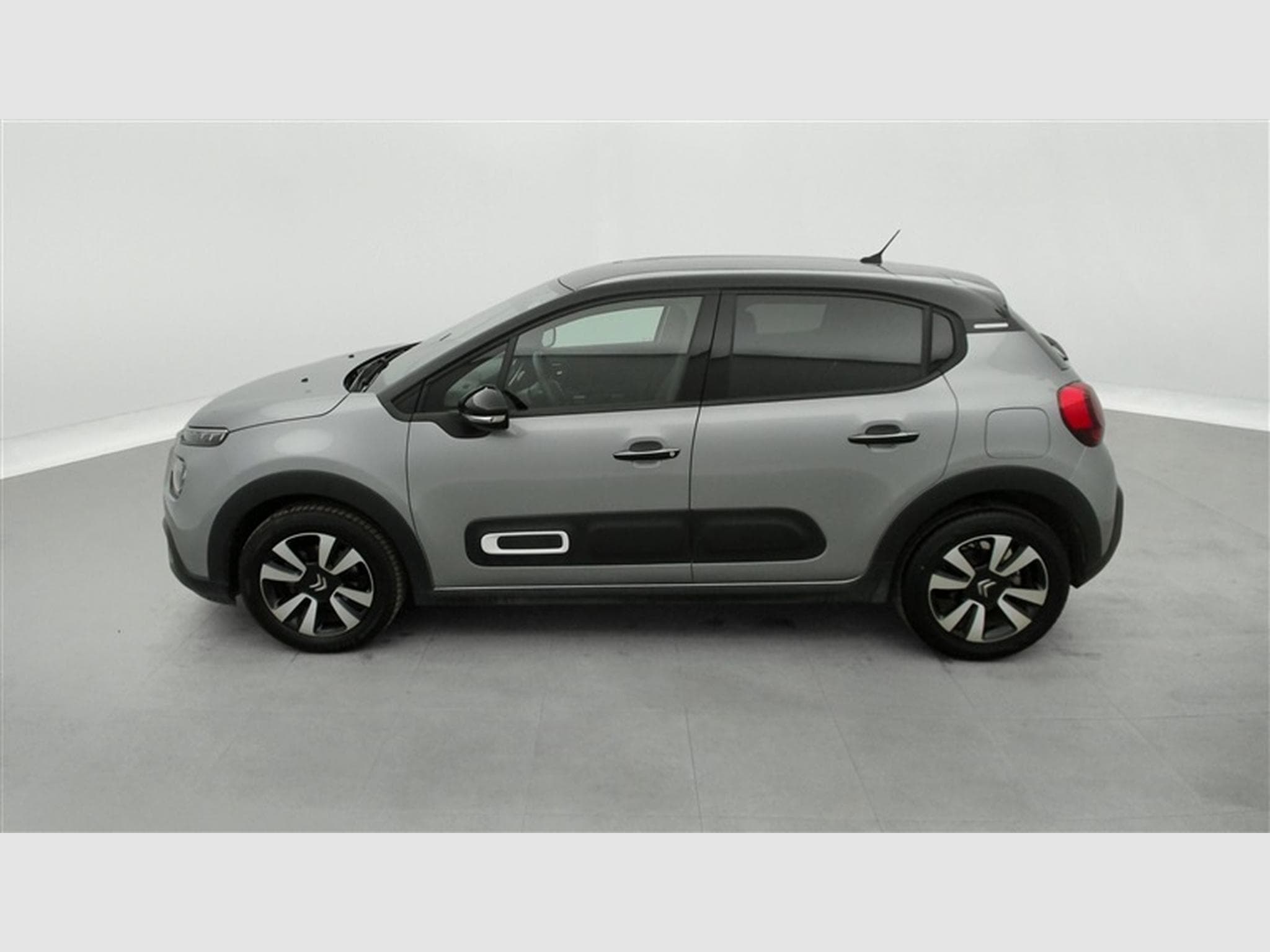 Citroen C3 1.2i PureTech Shine CARPLAY / FULL LED / JA 16" (2023) - Photo 3