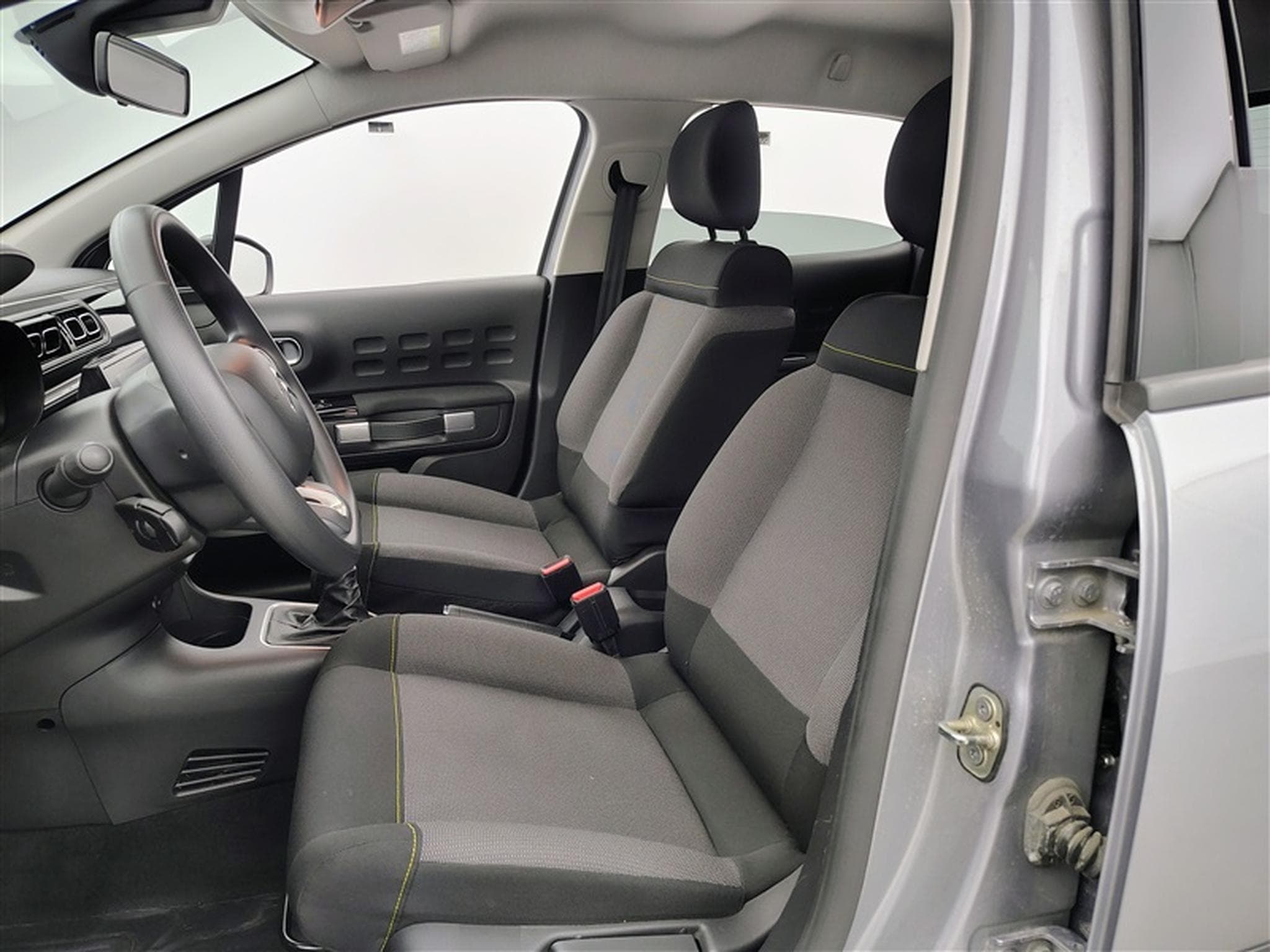 Citroen C3 1.2i PureTech Shine CARPLAY / FULL LED / JA 16" (2023) - Photo 7