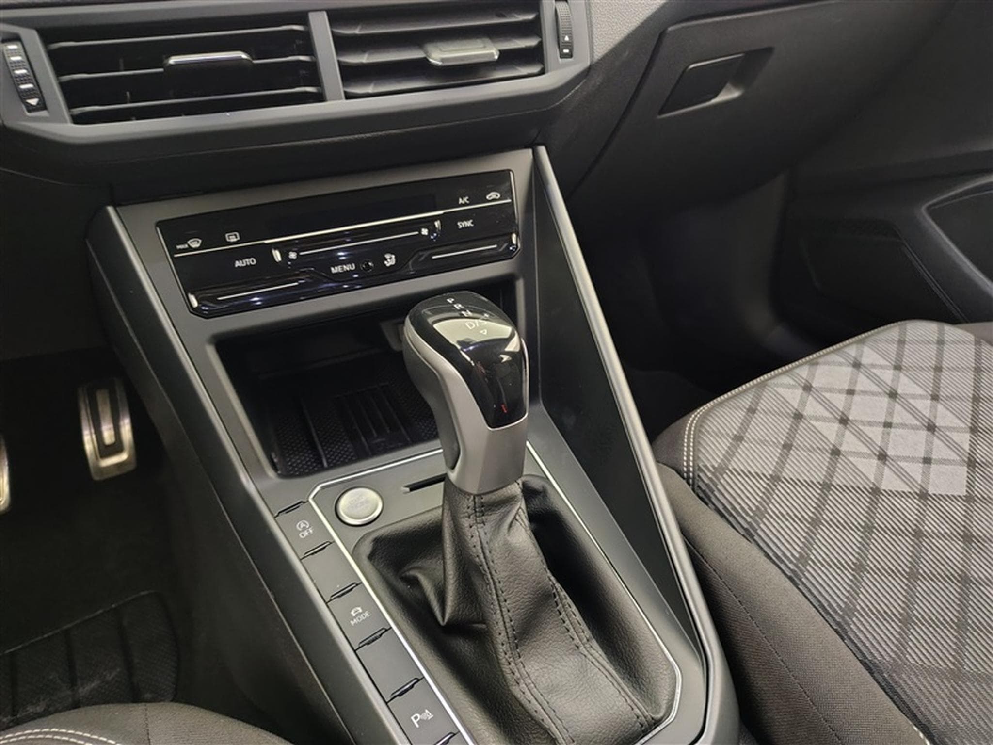 VW Taigo 1.0 TSI 115cv DSG R-Line CARPLAY / FULL LED / CAMERA / JA 18 (2025) - Foto 12