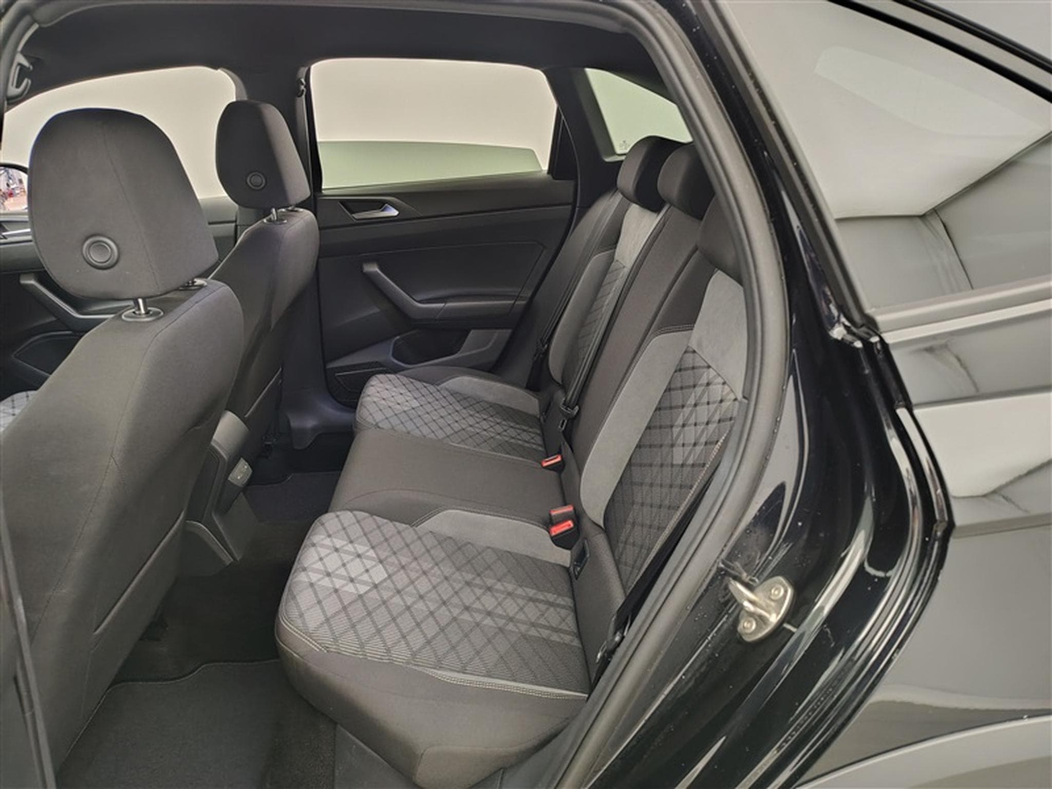 VW Taigo 1.0 TSI 115cv DSG R-Line CARPLAY / FULL LED / CAMERA / JA 18 (2025) - Foto 13
