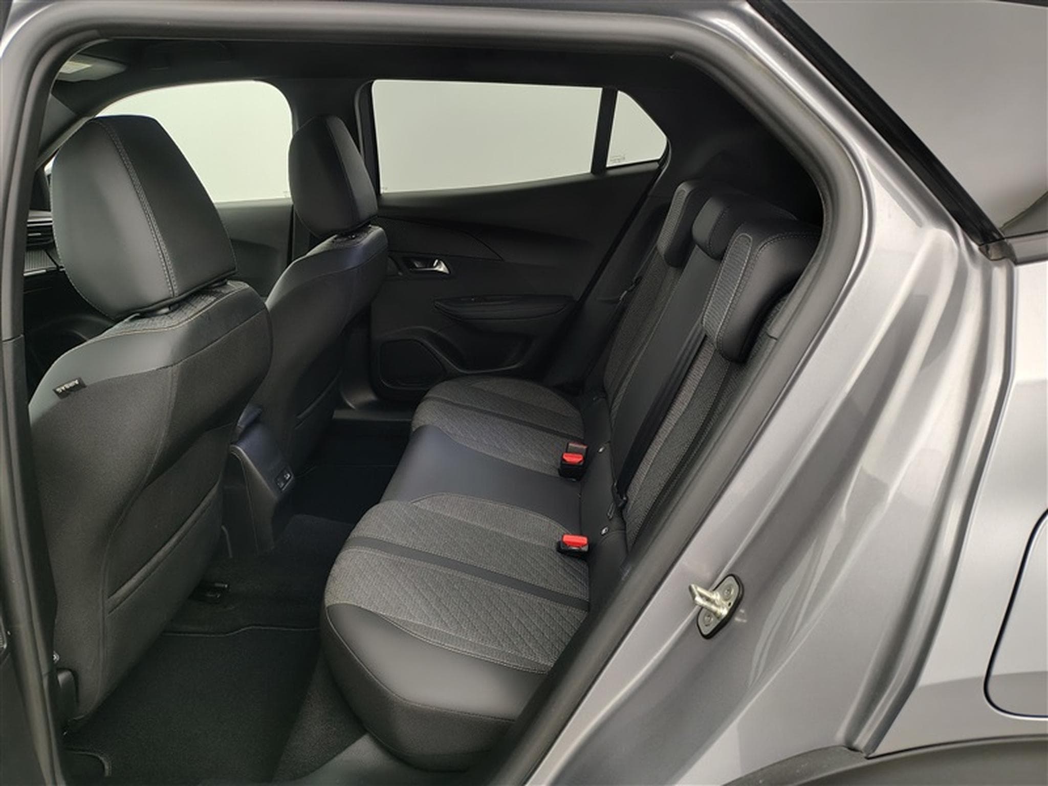 Peugeot 2008 1.2 PureTech Allure CARPLAY / FULL LED / PDC (2025) - Photo 13