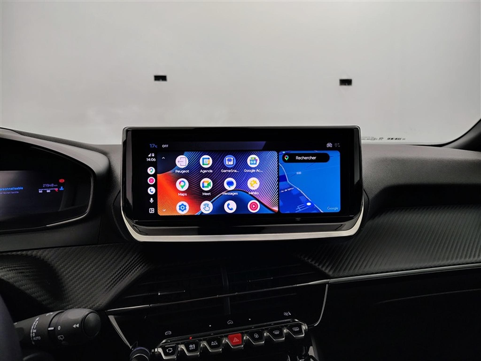 Peugeot 2008 1.2 PureTech Allure CARPLAY / FULL LED / PDC (2025) - Photo 20