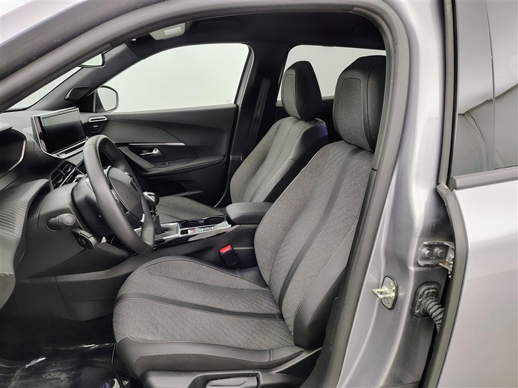 Peugeot 2008 1.2 PureTech Allure CARPLAY / FULL LED / PDC (2025) - Photo 7