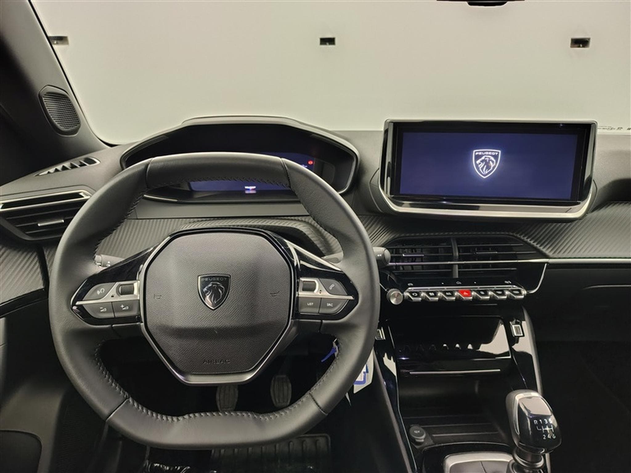 Peugeot 2008 1.2 PureTech Allure CARPLAY / FULL LED / PDC (2025) - Photo 9