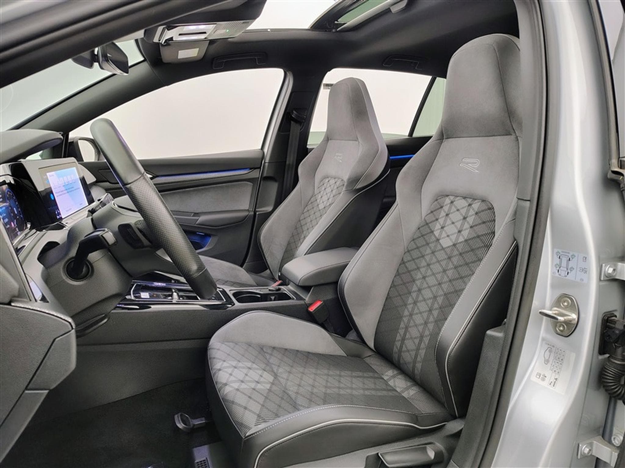 VW Golf 1.5 eTSI 150cv DSG R-Line NAVI / FULL LED / TOIT PANO / CAM (2024) - Photo 7