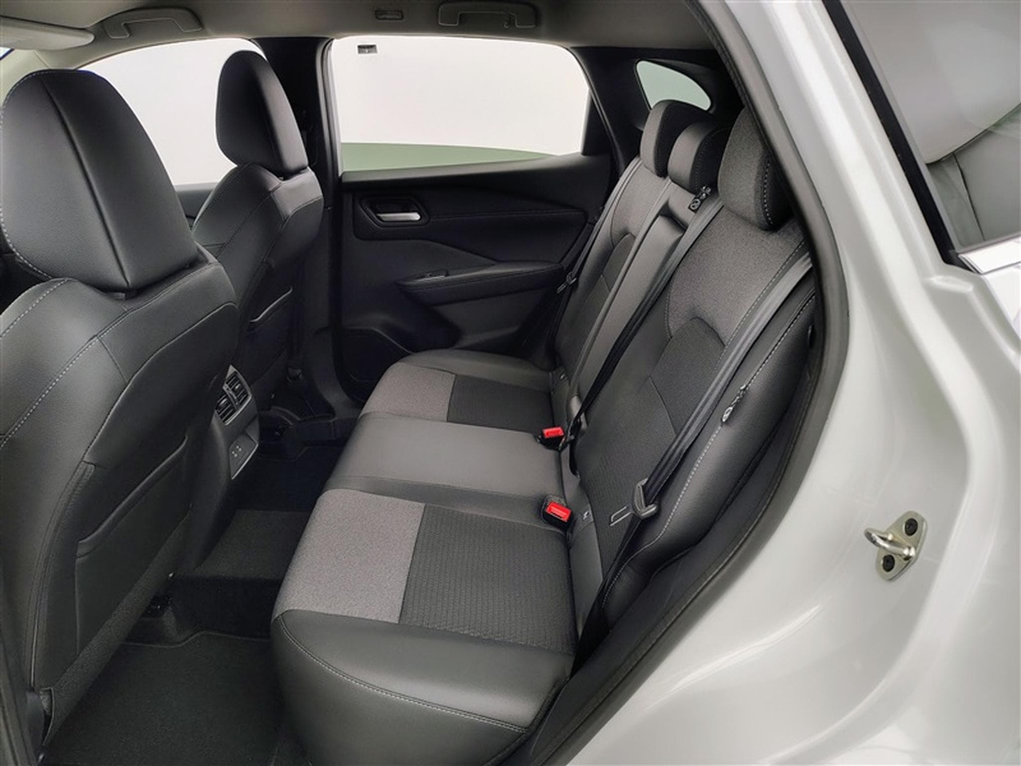 Nissan Qashqai 1.3 DIG-T MHEV X-Tronic N-Connecta CARPLAY / FULL LED / CAM (2025) - Photo 13