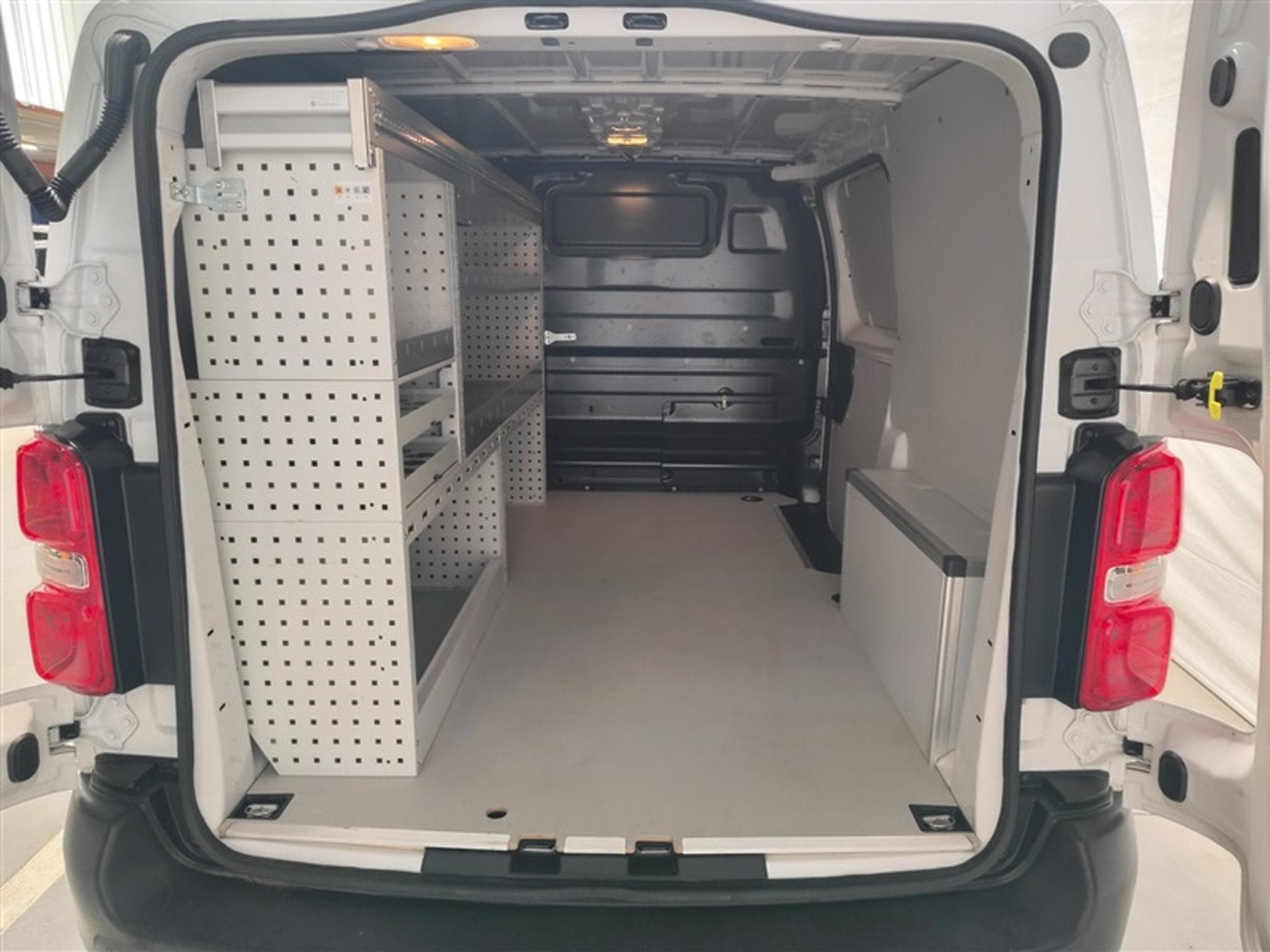 Peugeot Expert 2.0 BlueHDi EAT8 L2 NAVI CLIM / TEL / PDC AV-AR (2023) - Foto 15