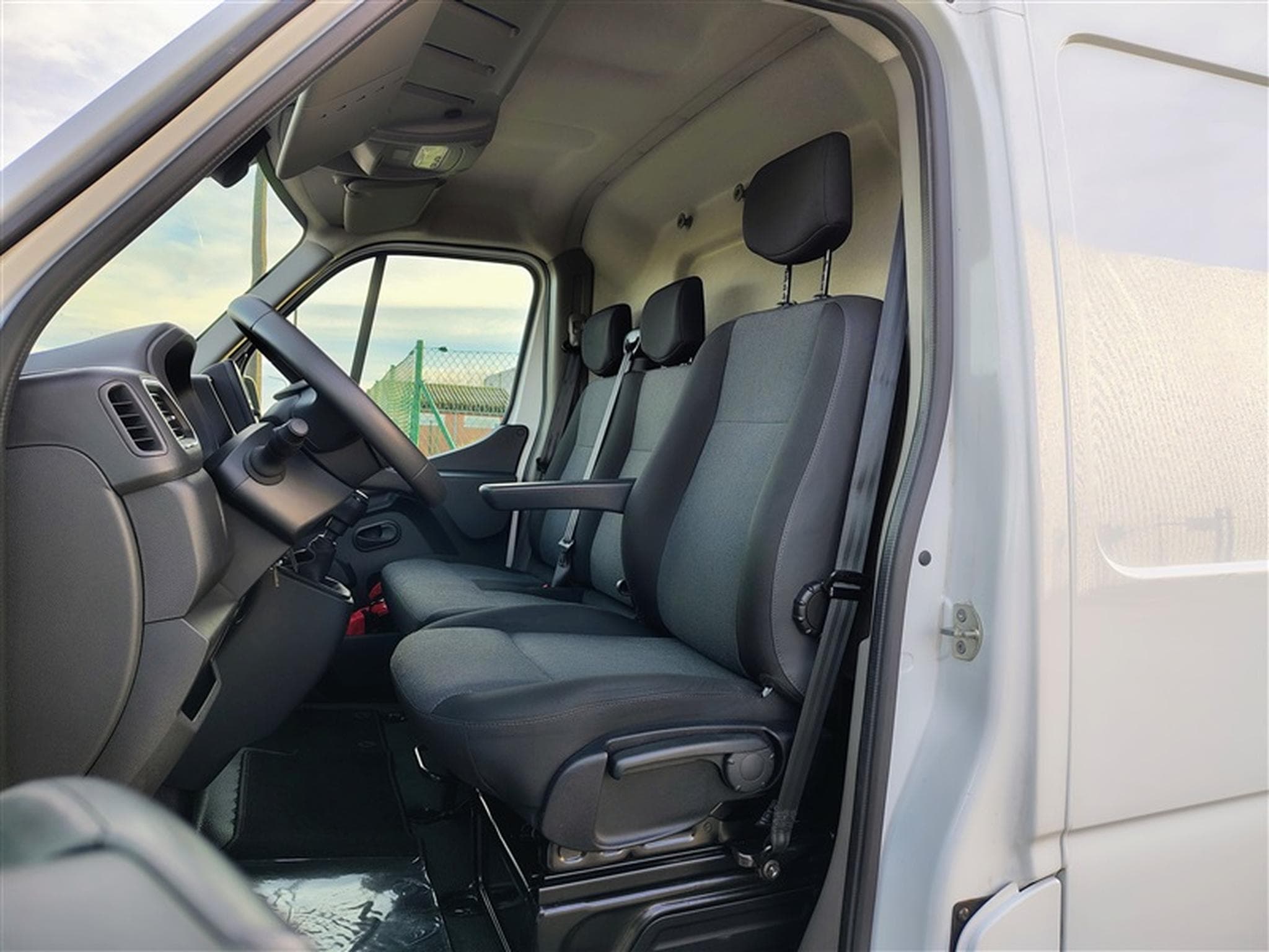 Renault Master 2.3 dCi 136cv L1H2 Confort CLIM / BLUETOOTH (2022) - Foto 7