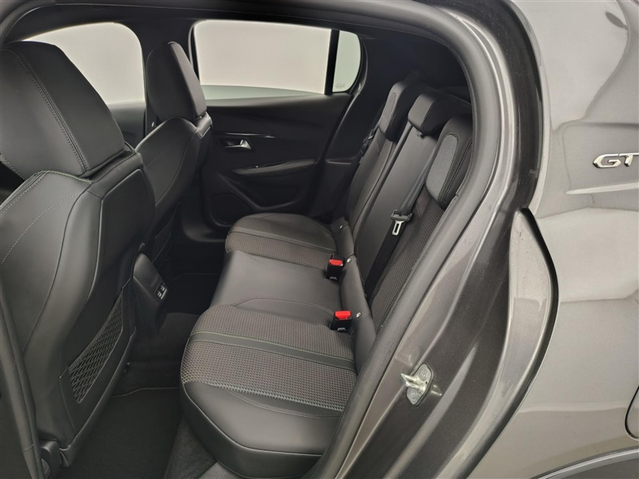 Peugeot 208 1.2 PureTech 130Cv EAT8 GT NAVI / CAMERA / CARPLAY (2023) - Foto 13