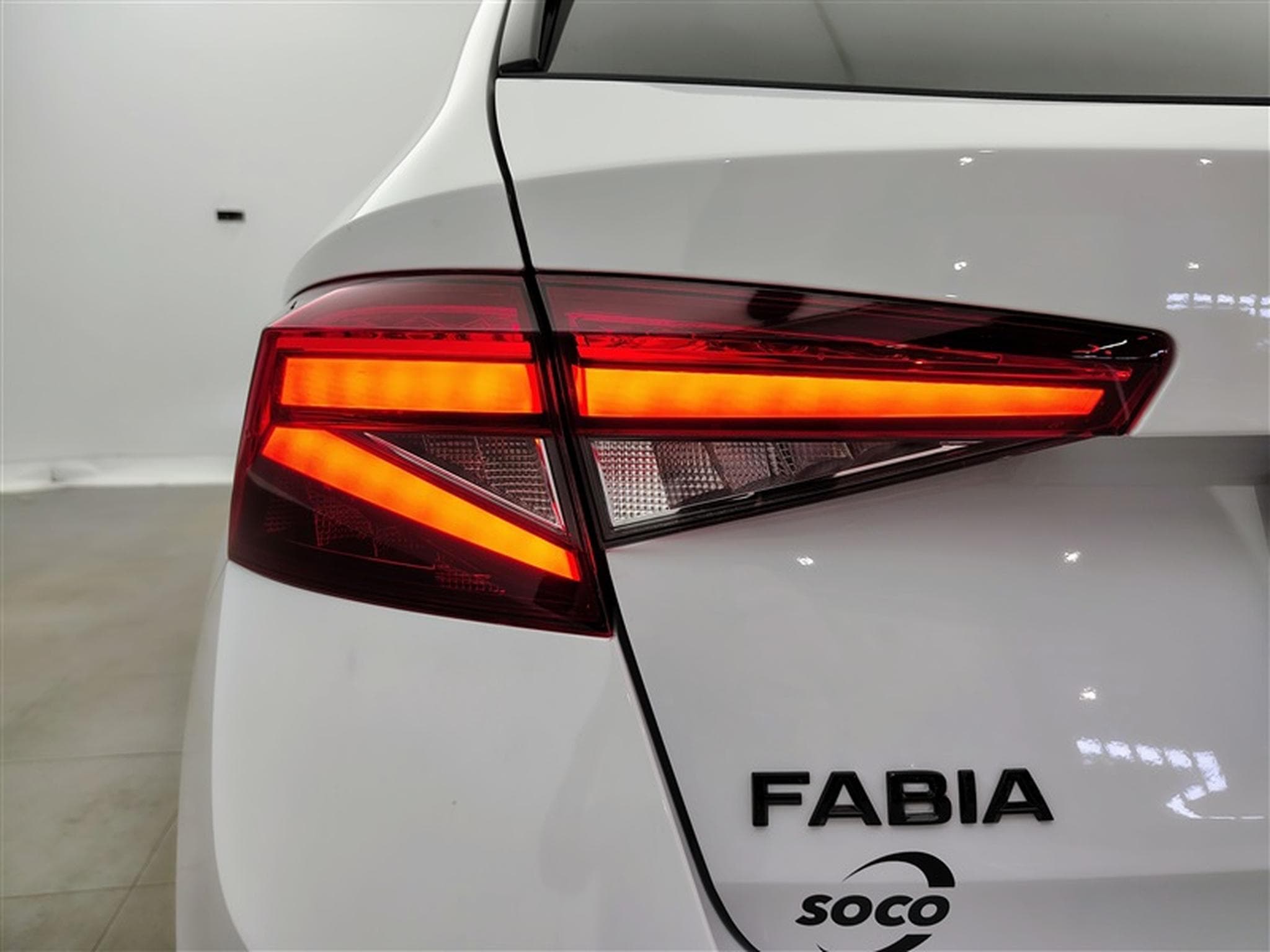 Skoda Fabia 1.0 TSI 115cv DSG MonteCarlo CARPLAY / FULL LED / CAMERA (2026) - Foto 15