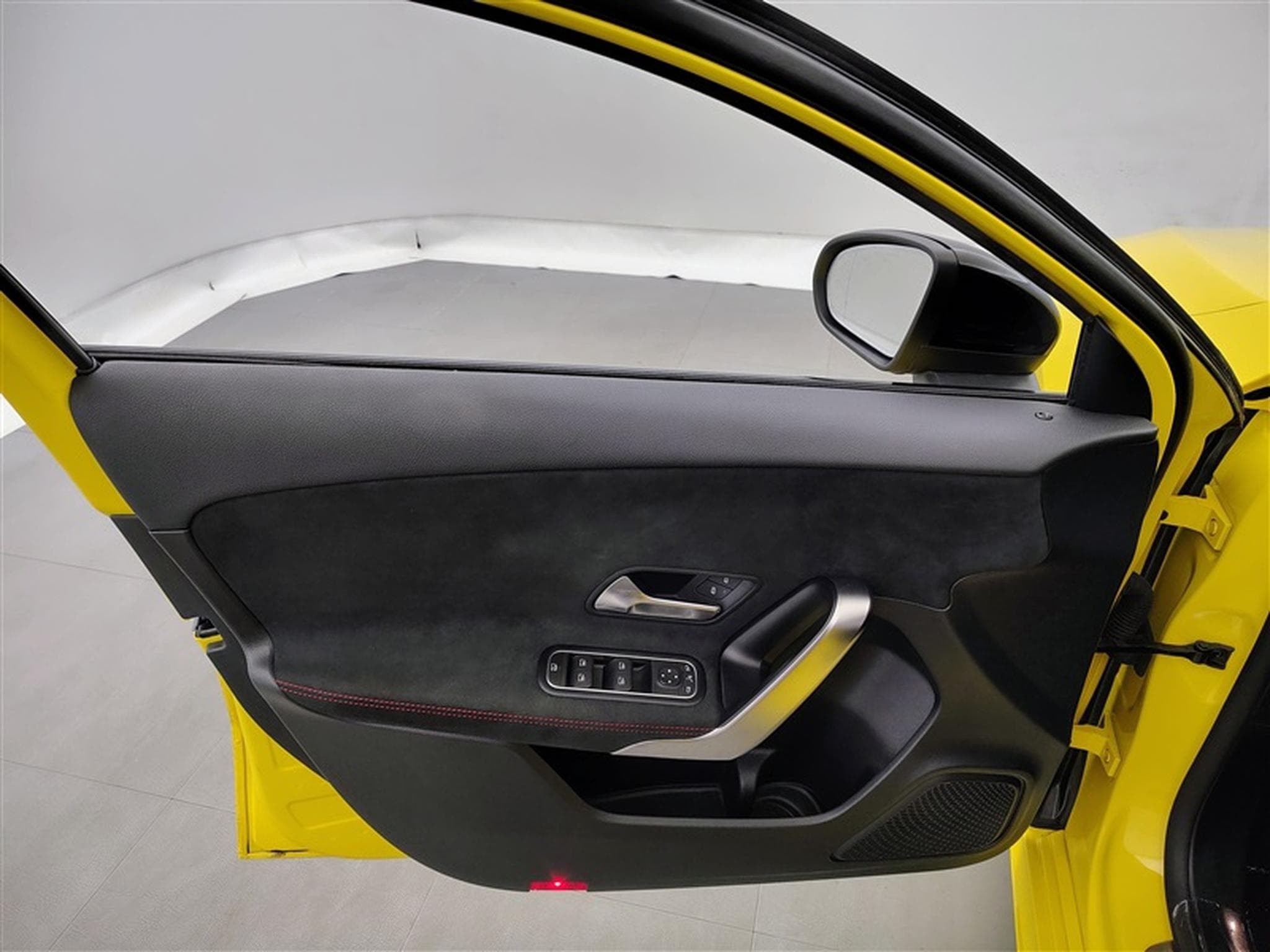 Mercedes A 200 A 200 DCT PACK AMG NAVI / FULL LED / CAMERA (2022) - Foto 17