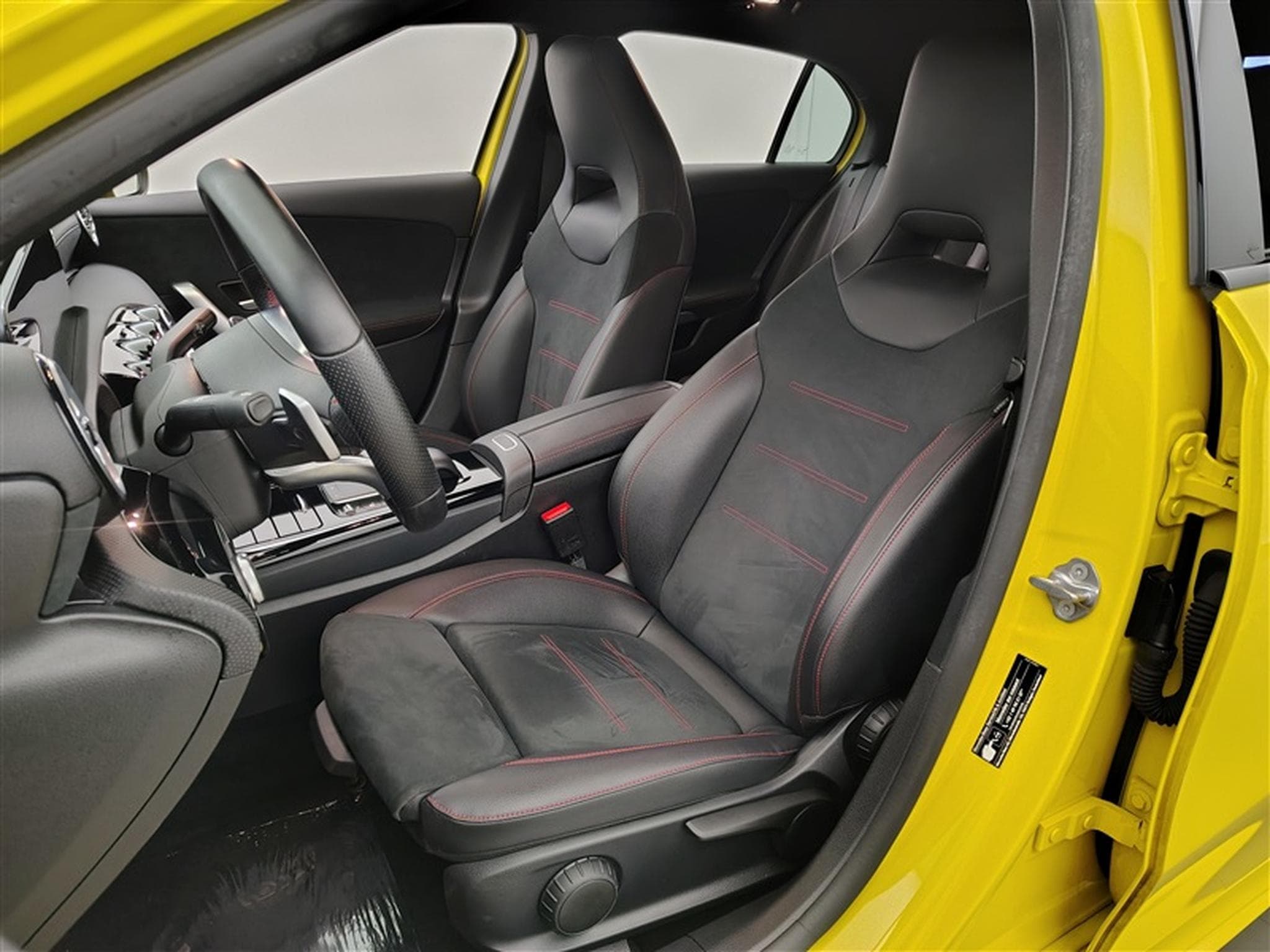 Mercedes A 200 A 200 DCT PACK AMG NAVI / FULL LED / CAMERA (2022) - Foto 7