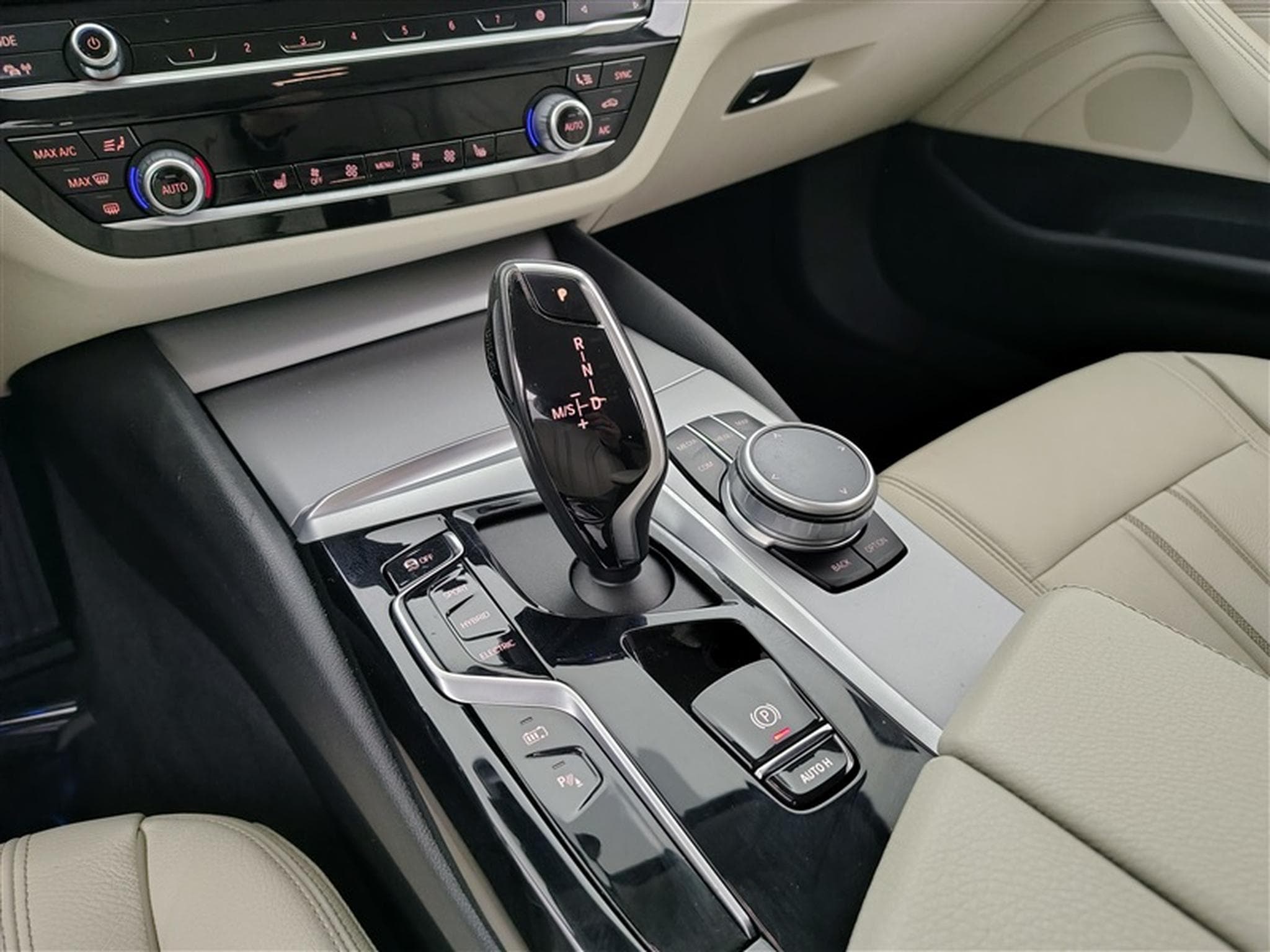 BMW 520 520eA PHEV CUIR/NAVI/FULL LED/JA18/PDC (2021) - Foto 12