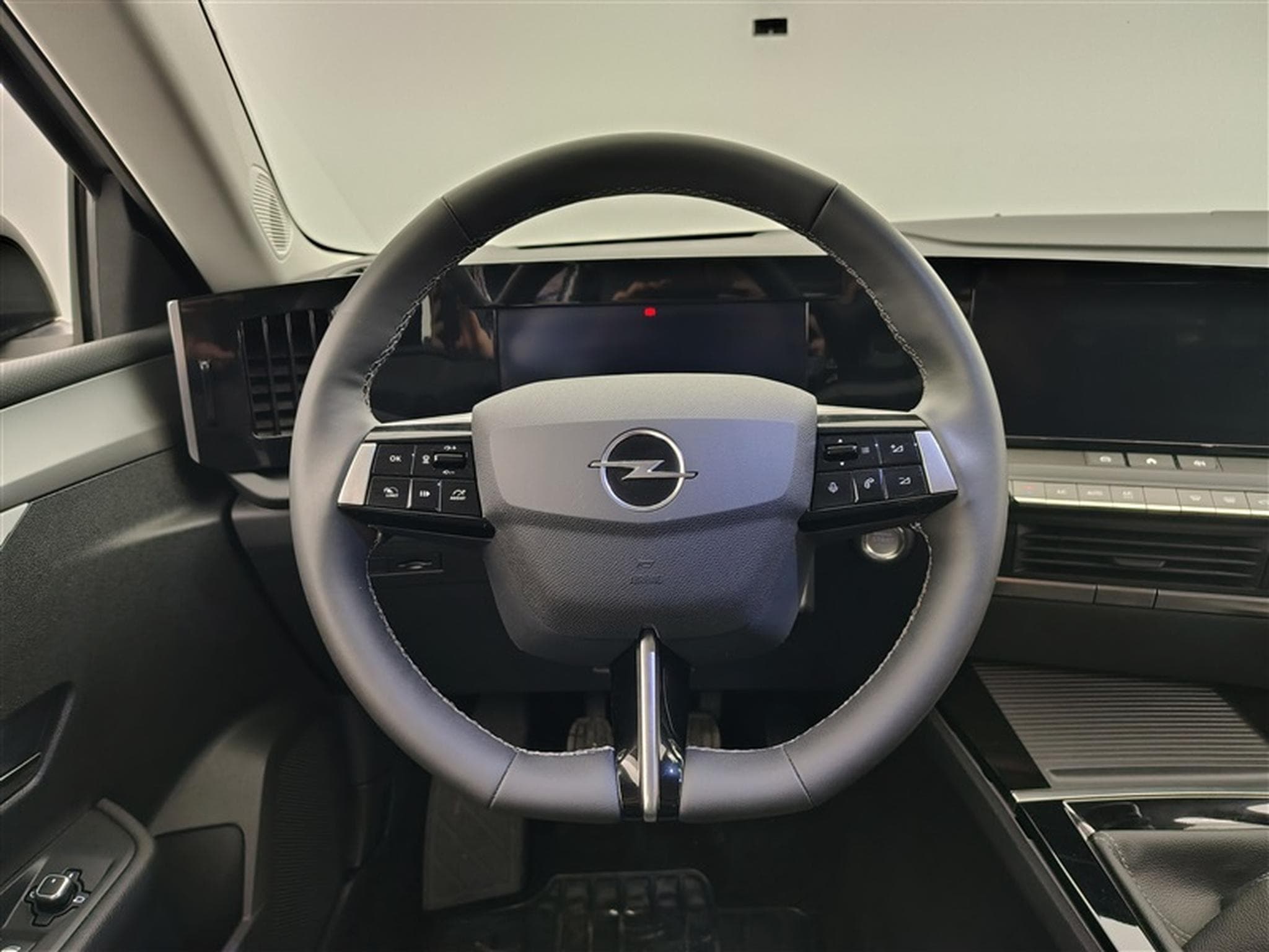 Opel Astra Sports Tourer 1.2 Turbo Edition NAVI / FULL LED / CARPLAY (2024) - Foto 9