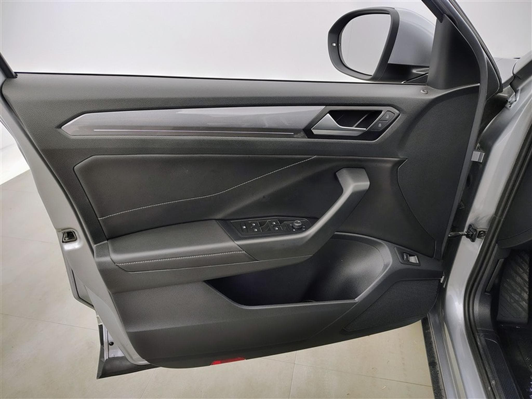 VW T-Roc 1.5 TSI **AUTO/CAM/CARPLAY** (2023) - Foto 17