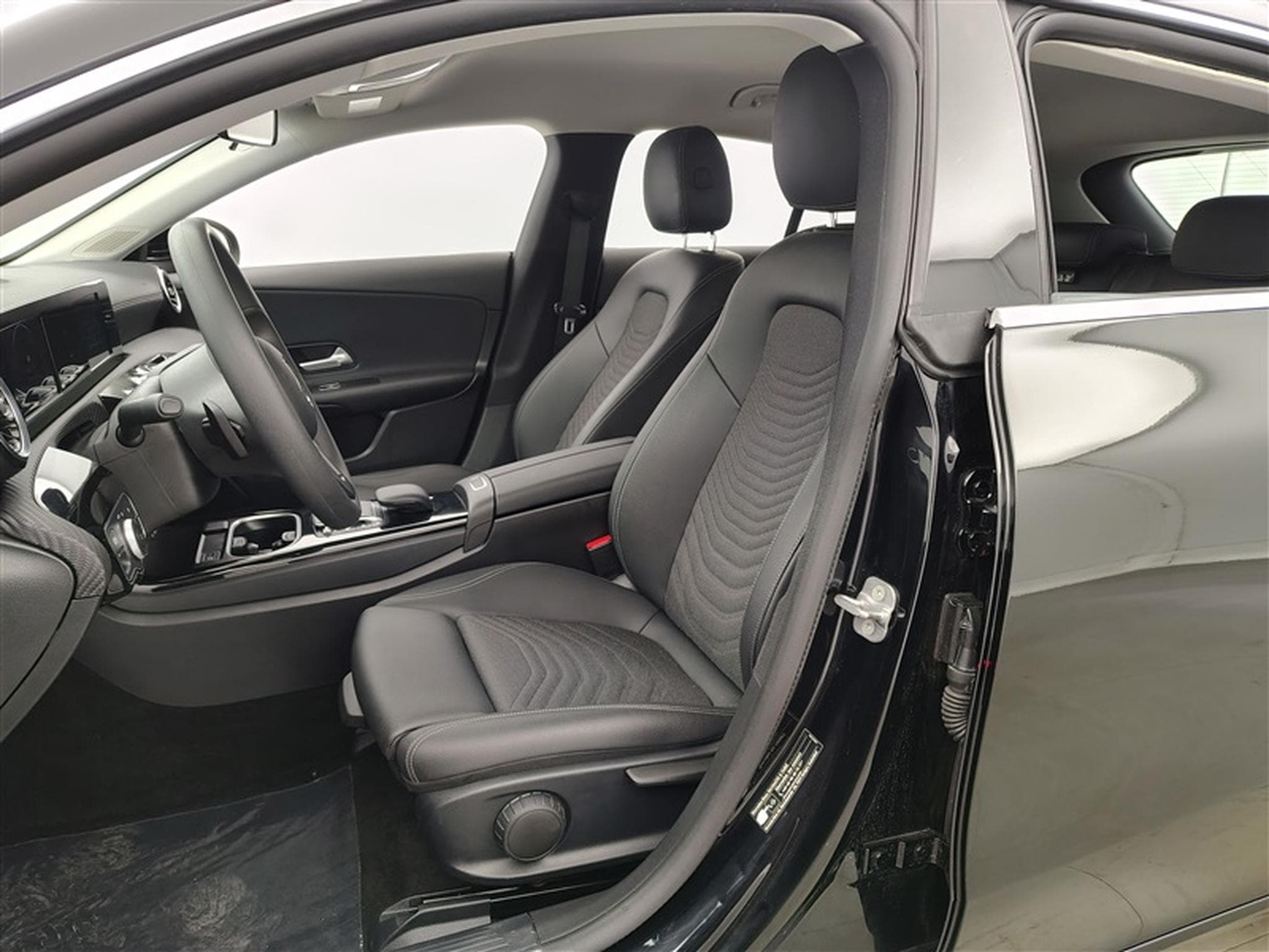 Mercedes CLA 180 Shooting Break AT7 NAVI / S-CUIR / PDC AV-AR (2023) - Foto 7