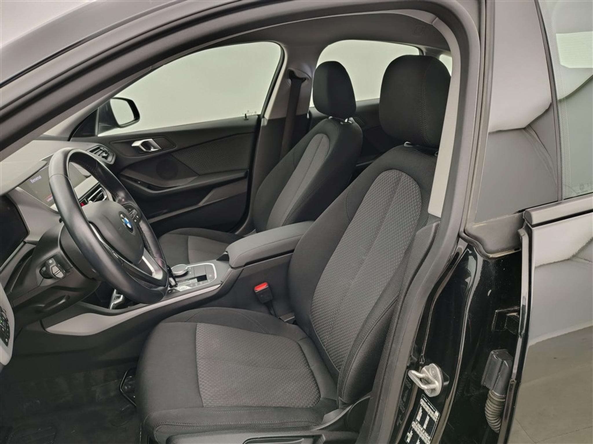 BMW 218 iA GRAN COUPE NAVI / FULL LED / PDC AV-AR (2023) - Photo 7