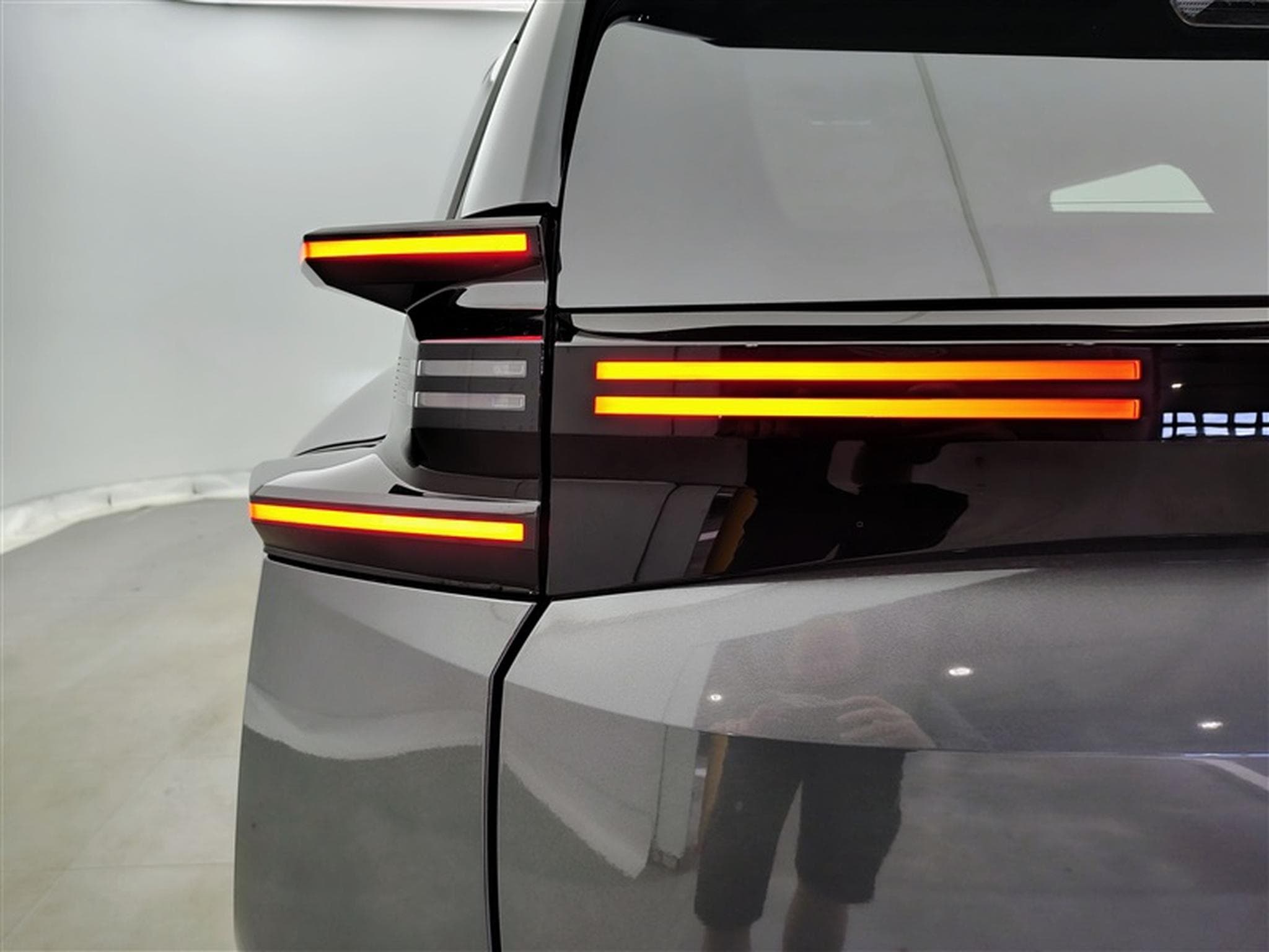 Citroen C5 Aircross 1.2 Hybrid 145cv E-DCS6 Plus NAVI / FULL LED / CAMERA / JA19 (2026) - Photo 16