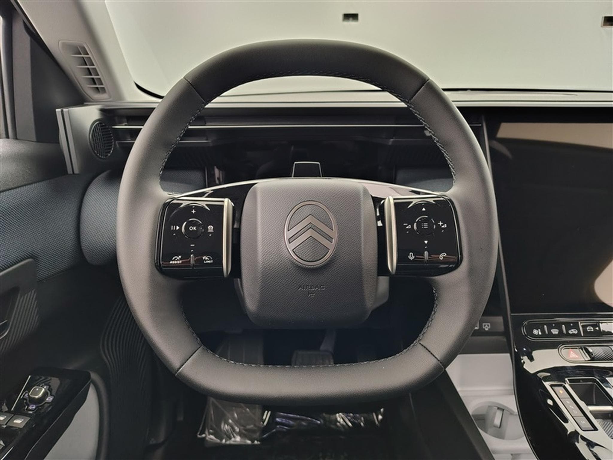 Citroen C5 Aircross 1.2 Hybrid 145cv E-DCS6 Plus NAVI / FULL LED / CAMERA / JA19 (2026) - Photo 9