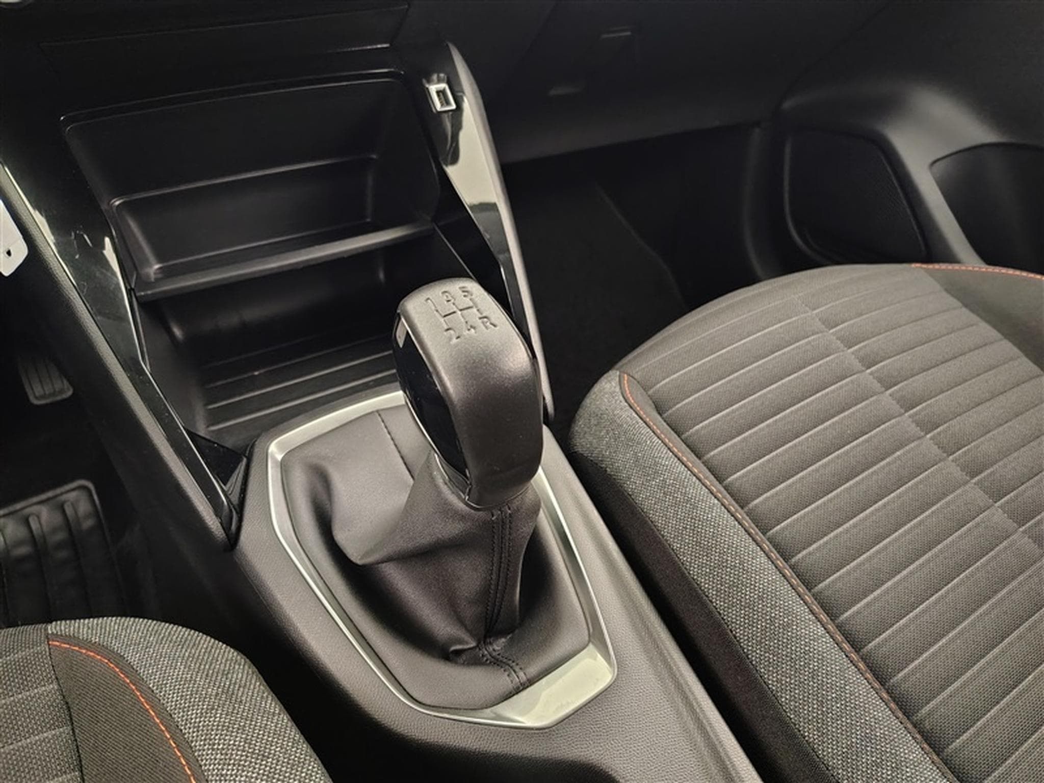 Peugeot 208 1.2i PureTech Active Pack CARPLAY / PDC (2022) - Photo 10