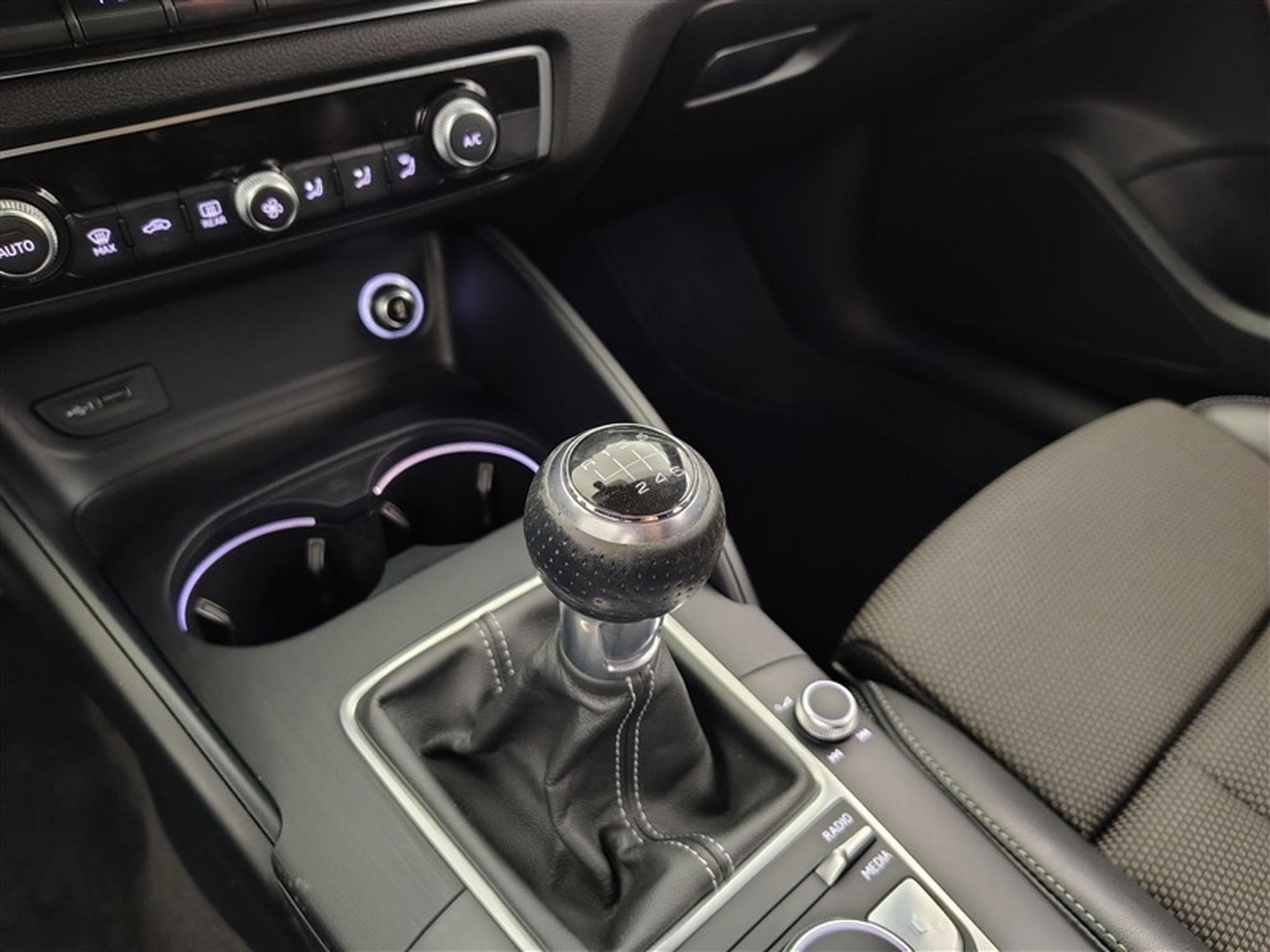 Audi A3 30 TFSI S-Line *NAVI/FULL LED/CUIR SPORT/CAM/PDC/JA* (2019) - Photo 12