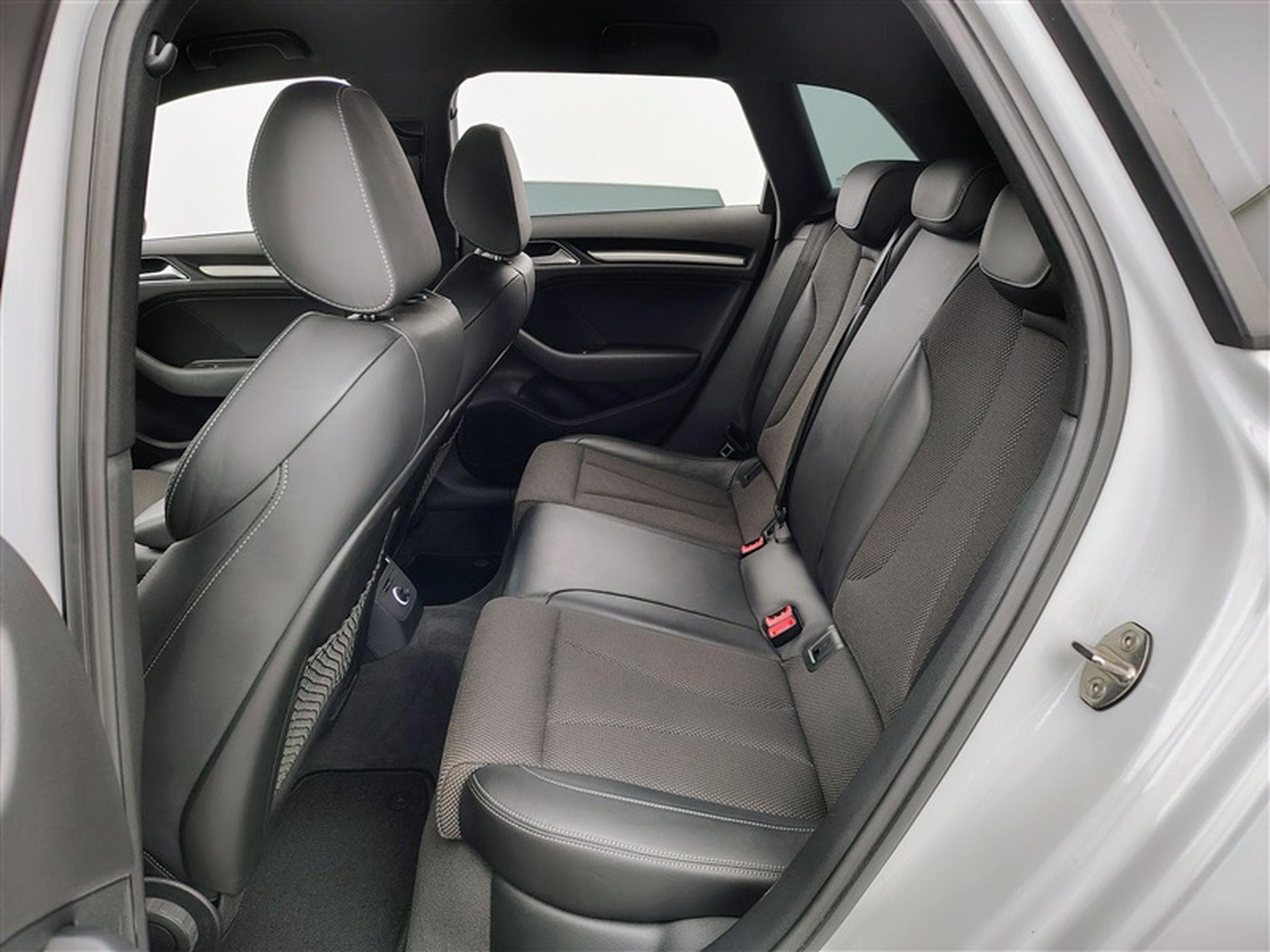 Audi A3 30 TFSI S-Line *NAVI/FULL LED/CUIR SPORT/CAM/PDC/JA* (2019) - Photo 13