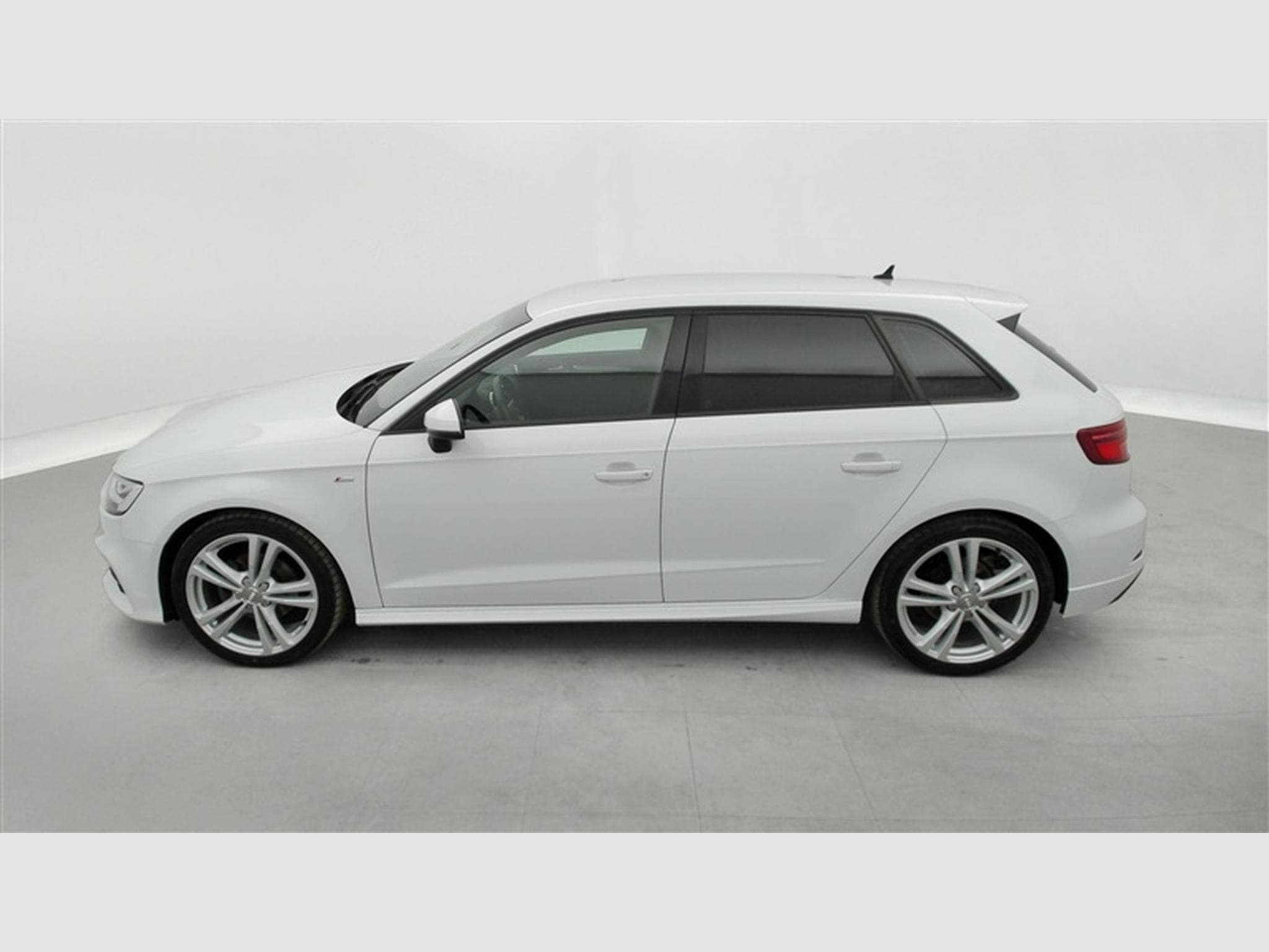 Audi A3 30 TFSI S-Line *NAVI/FULL LED/CUIR SPORT/CAM/PDC/JA* (2019) - Photo 3