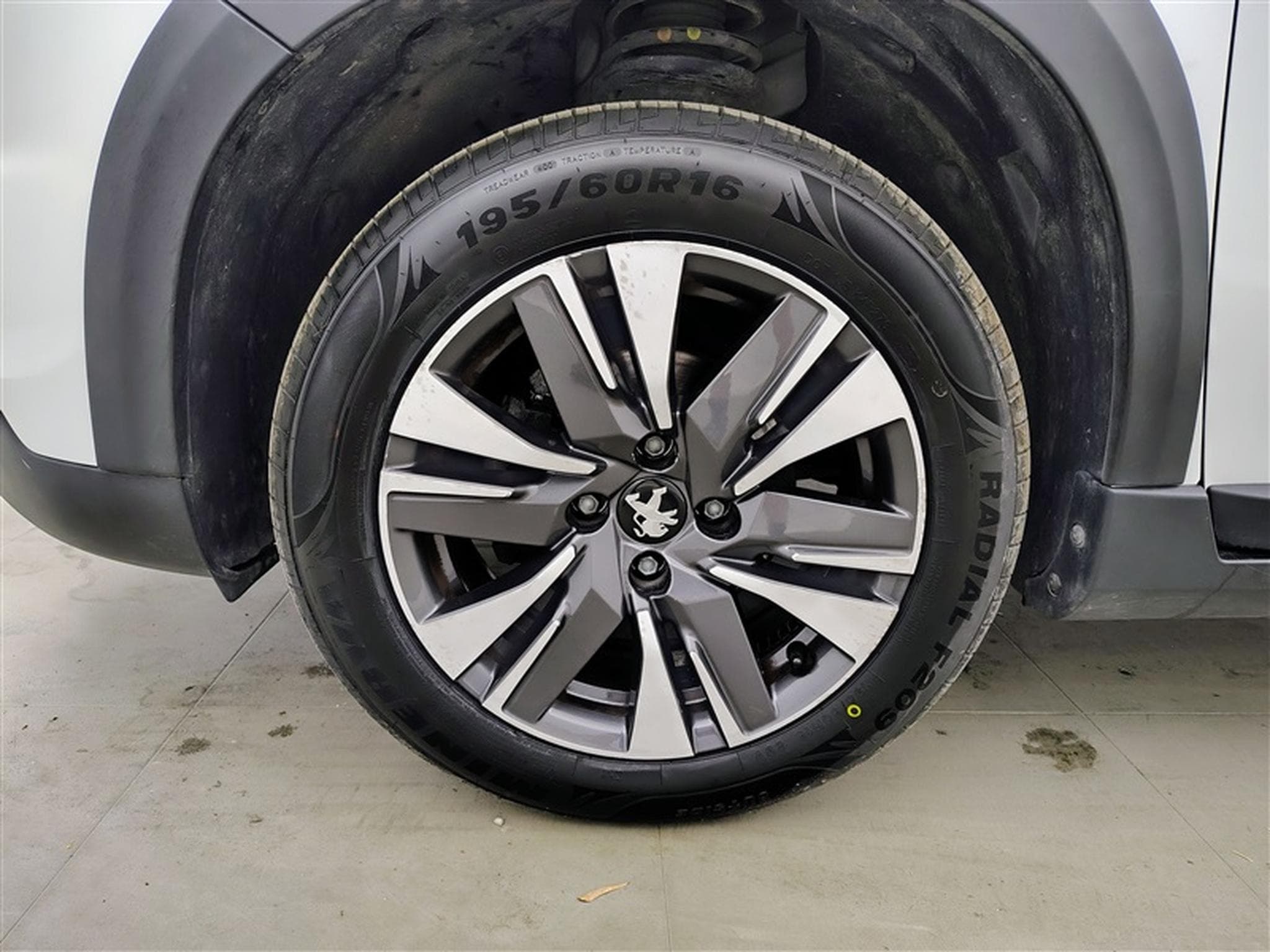 Peugeot 2008 1.5 BlueHDi Allure S&S (EU6.2) (2019) - Photo 6
