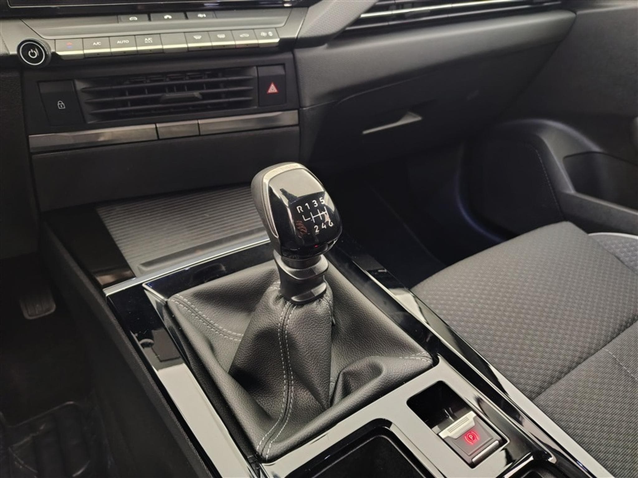 Opel Astra Sports Tourer 1.2 Turbo Edition NAVI / FULL LED / CARPLAY (2024) - Photo 12