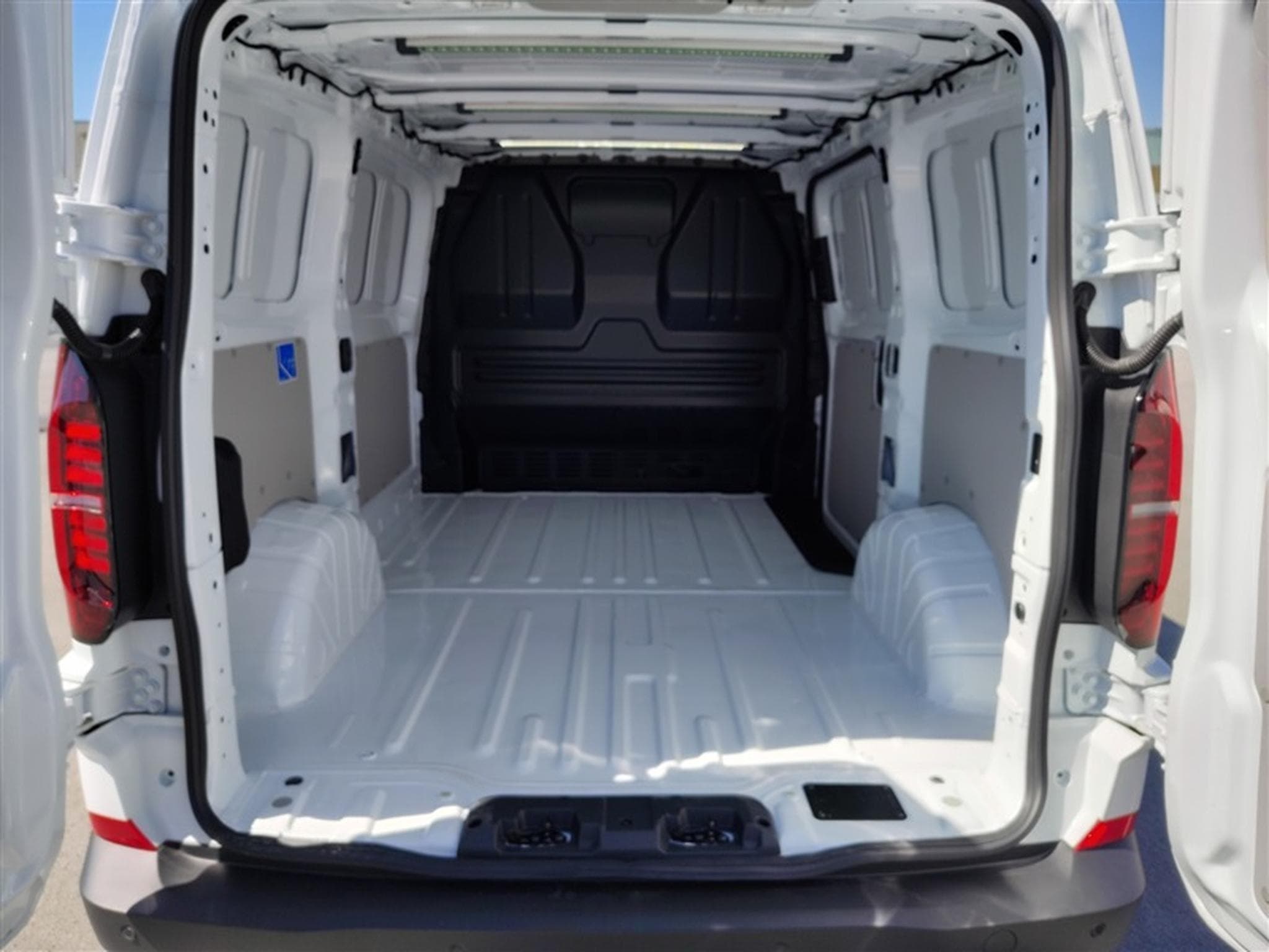 VW T7 2.0 TDI 110cv 3100mm 3pl. CARPLAY / FULL LED / CAMERA (2026) - Foto 15