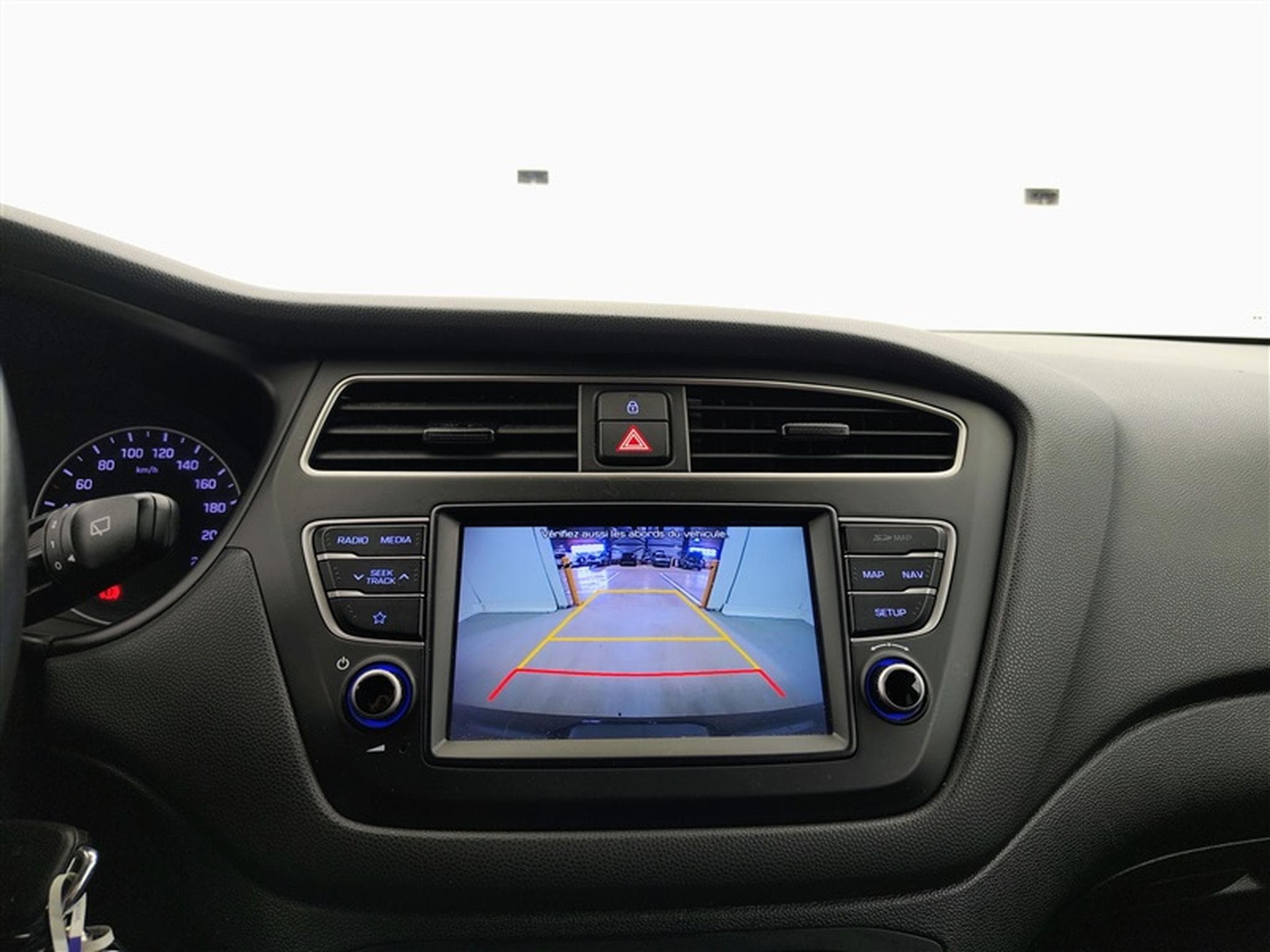 Hyundai i20 1.2i Sky NAVI/LED/JA17/PDC AV AR (2020) - Foto 18