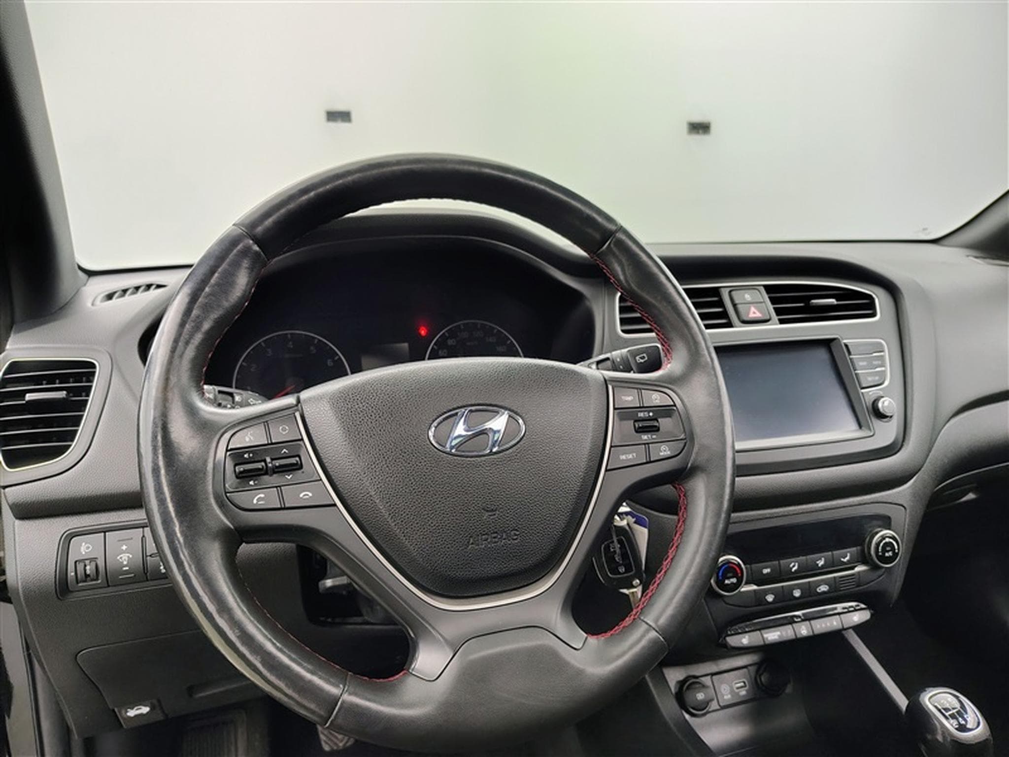 Hyundai i20 1.2i Sky NAVI/LED/JA17/PDC AV AR (2020) - Foto 9