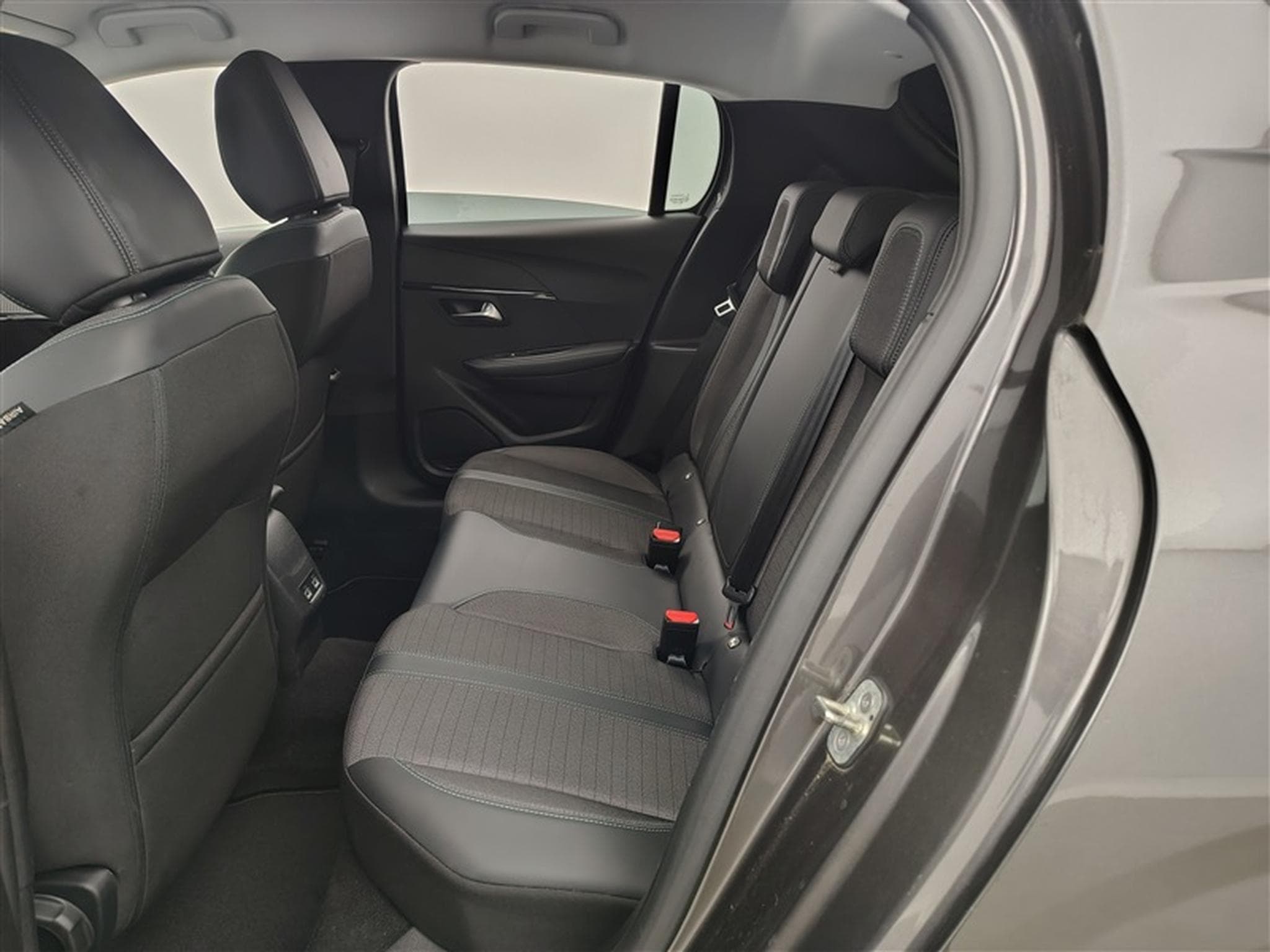Peugeot 208 1.2i PureTech 100Cv EAT8 Allure NAVI / CARPLAY / CAMERA (2022) - Foto 13