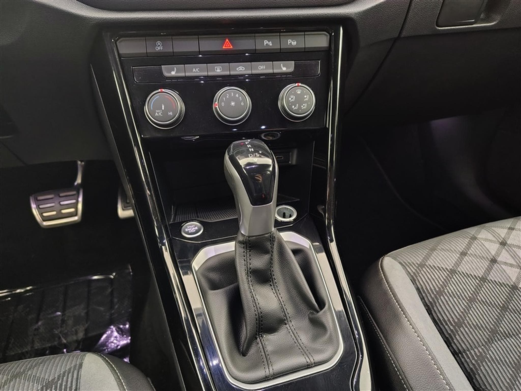 VW T-Roc 1.5 TSI 150cv DSG R-Line CARPLAY / FULL LED / KEYLESS / CAM (2022) - Foto 12