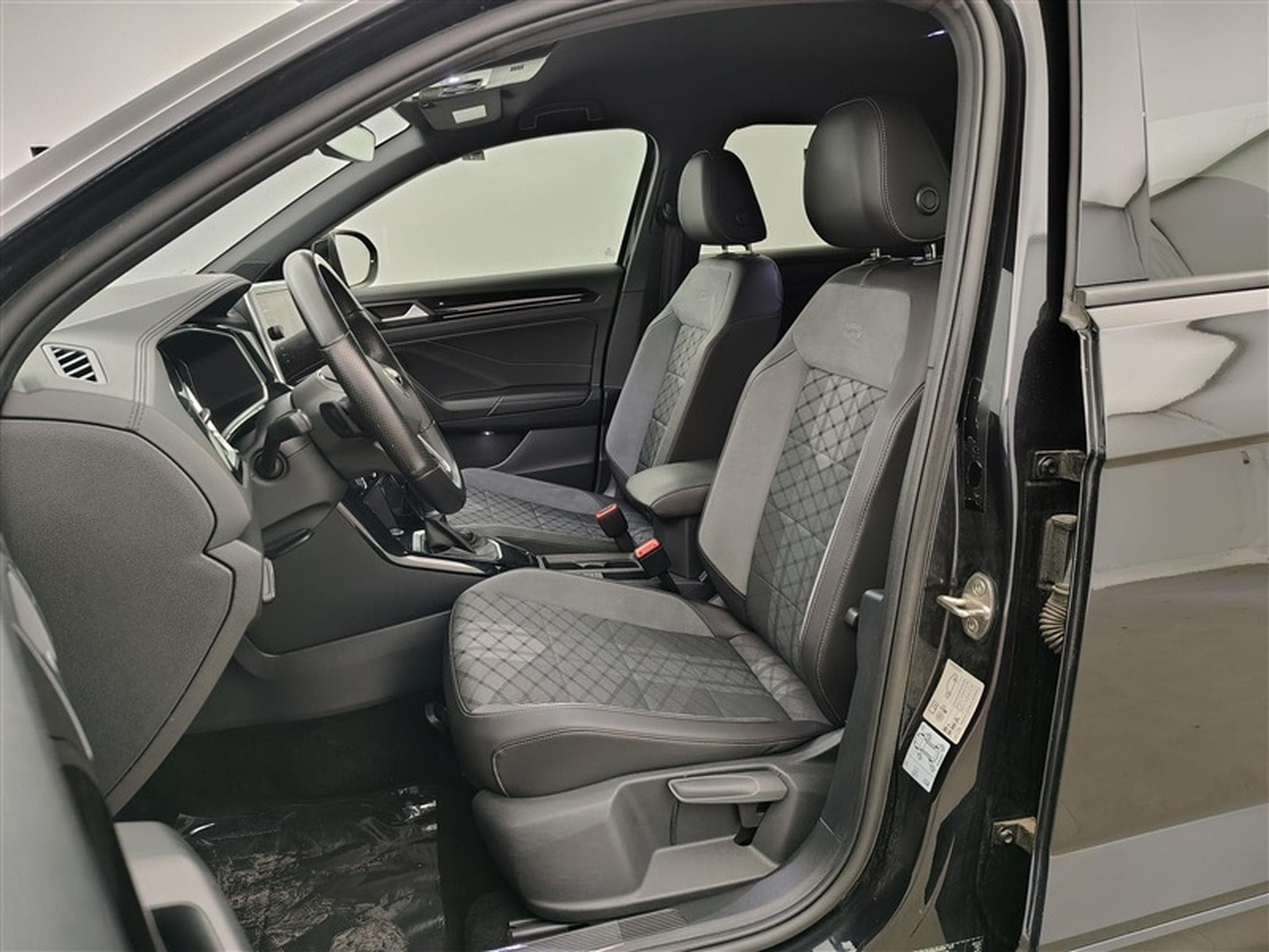 VW T-Roc 1.5 TSI 150cv DSG R-Line CARPLAY / FULL LED / KEYLESS / CAM (2022) - Foto 7