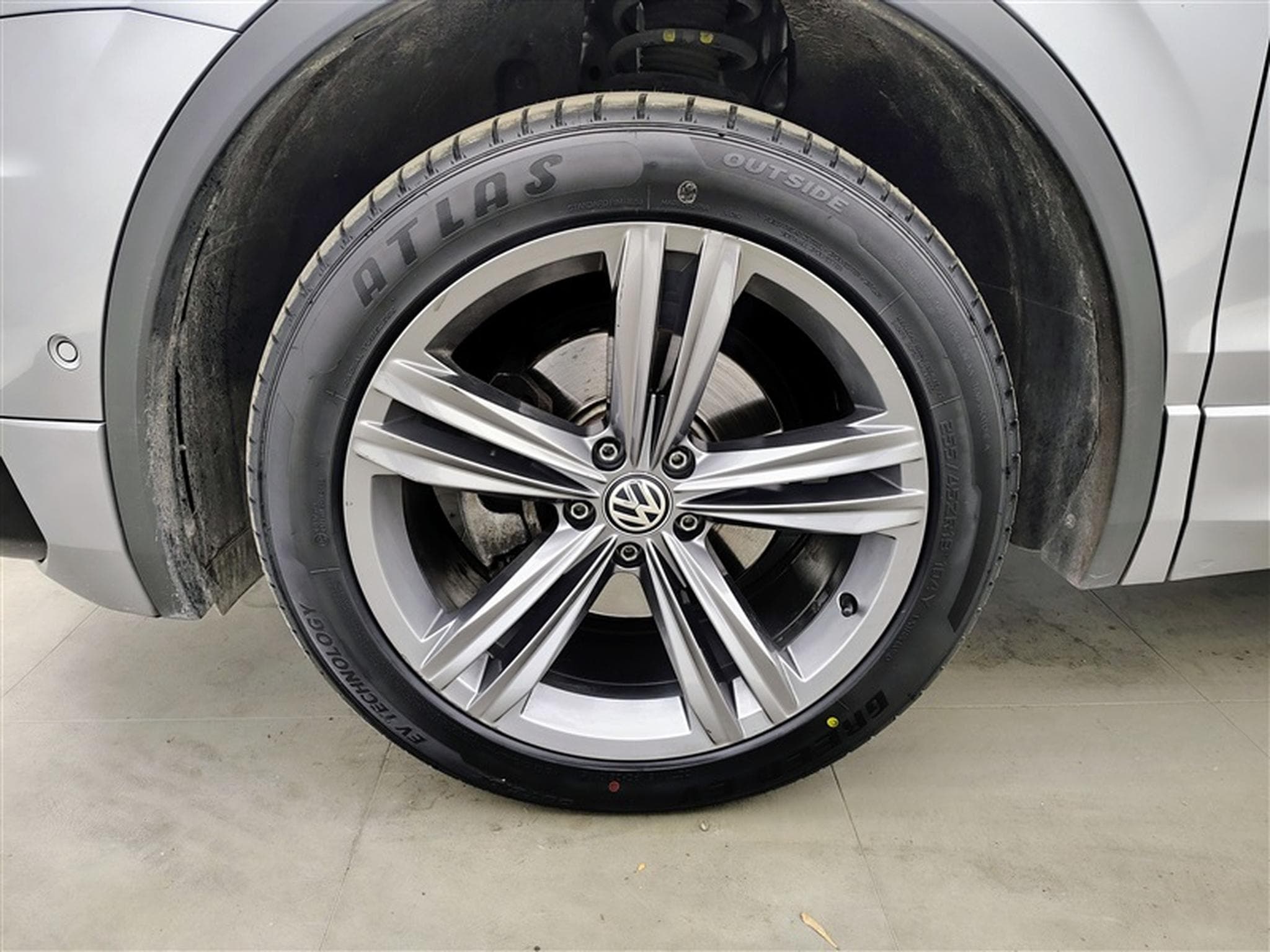 VW Tiguan 1.5 TSI IQ-Drive DSG ° R-LINE EXT ° NAV ° CAM ° JA 19" (2020) - Foto 6