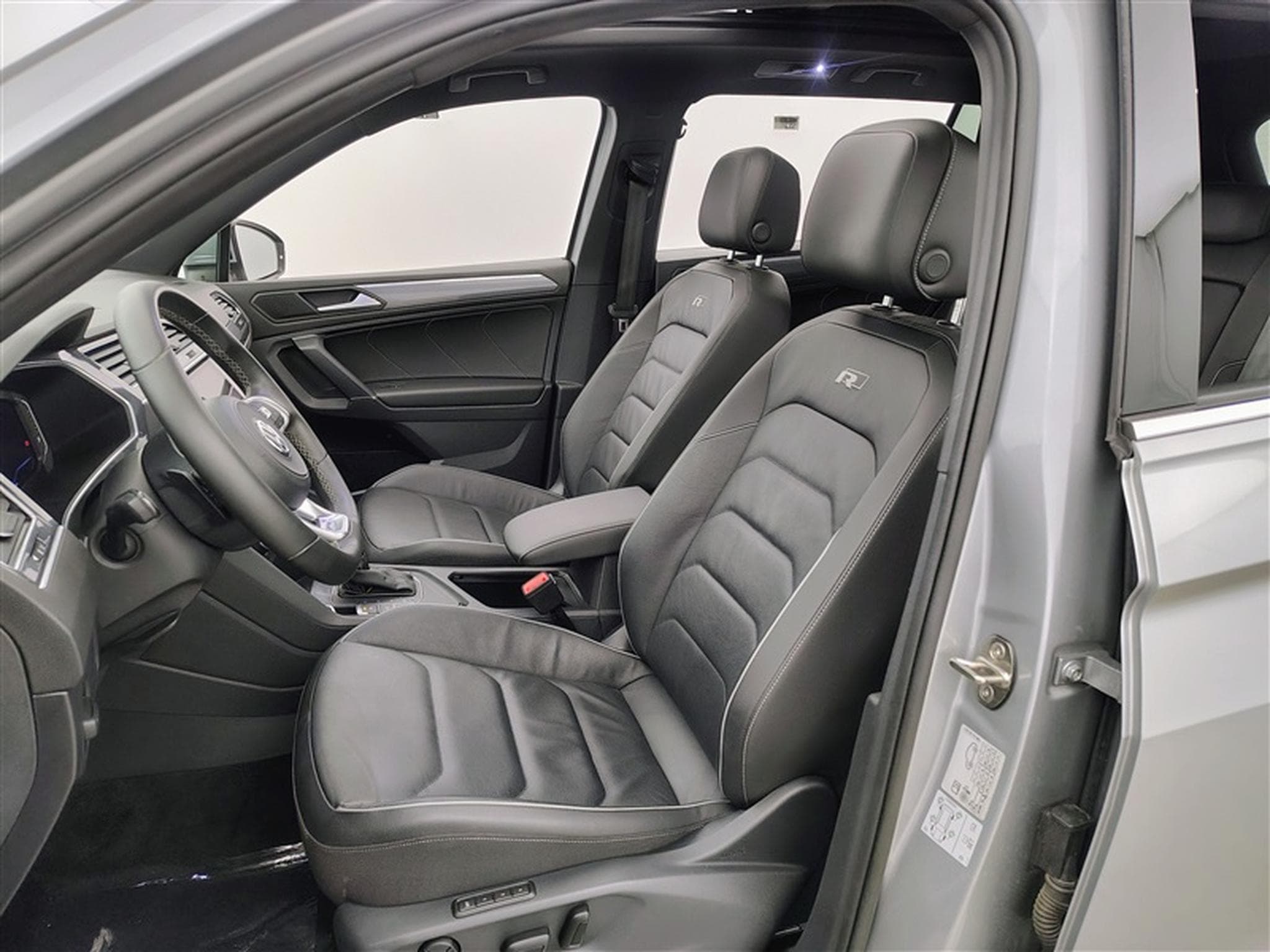 VW Tiguan 1.5 TSI IQ-Drive DSG ° R-LINE EXT ° NAV ° CAM ° JA 19" (2020) - Foto 7