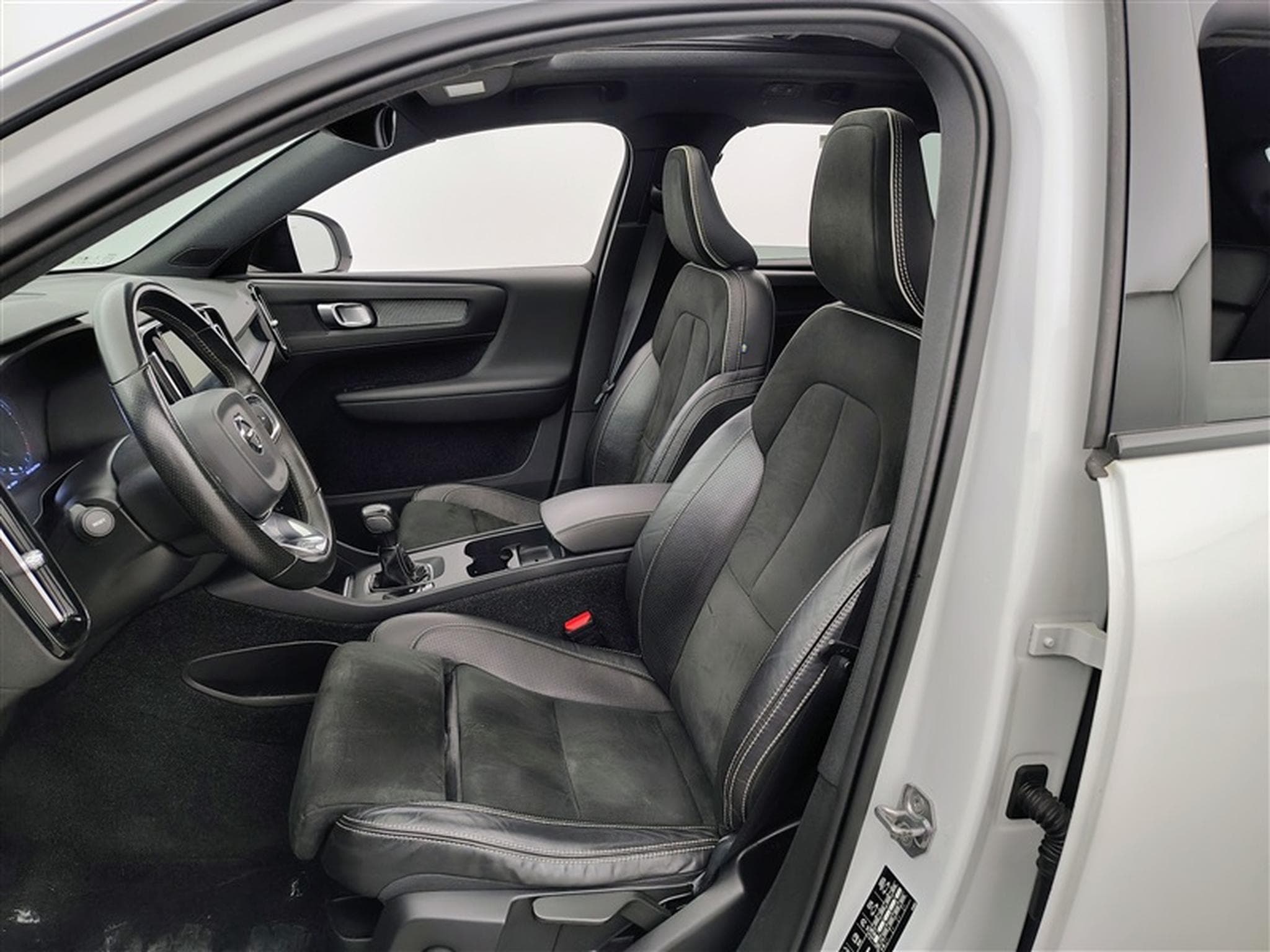 Volvo XC40 1.5 T3 R-Design NAVI / FULL LED / TOIT PANO /PDC AR / JA 18" (2019) - Foto 7