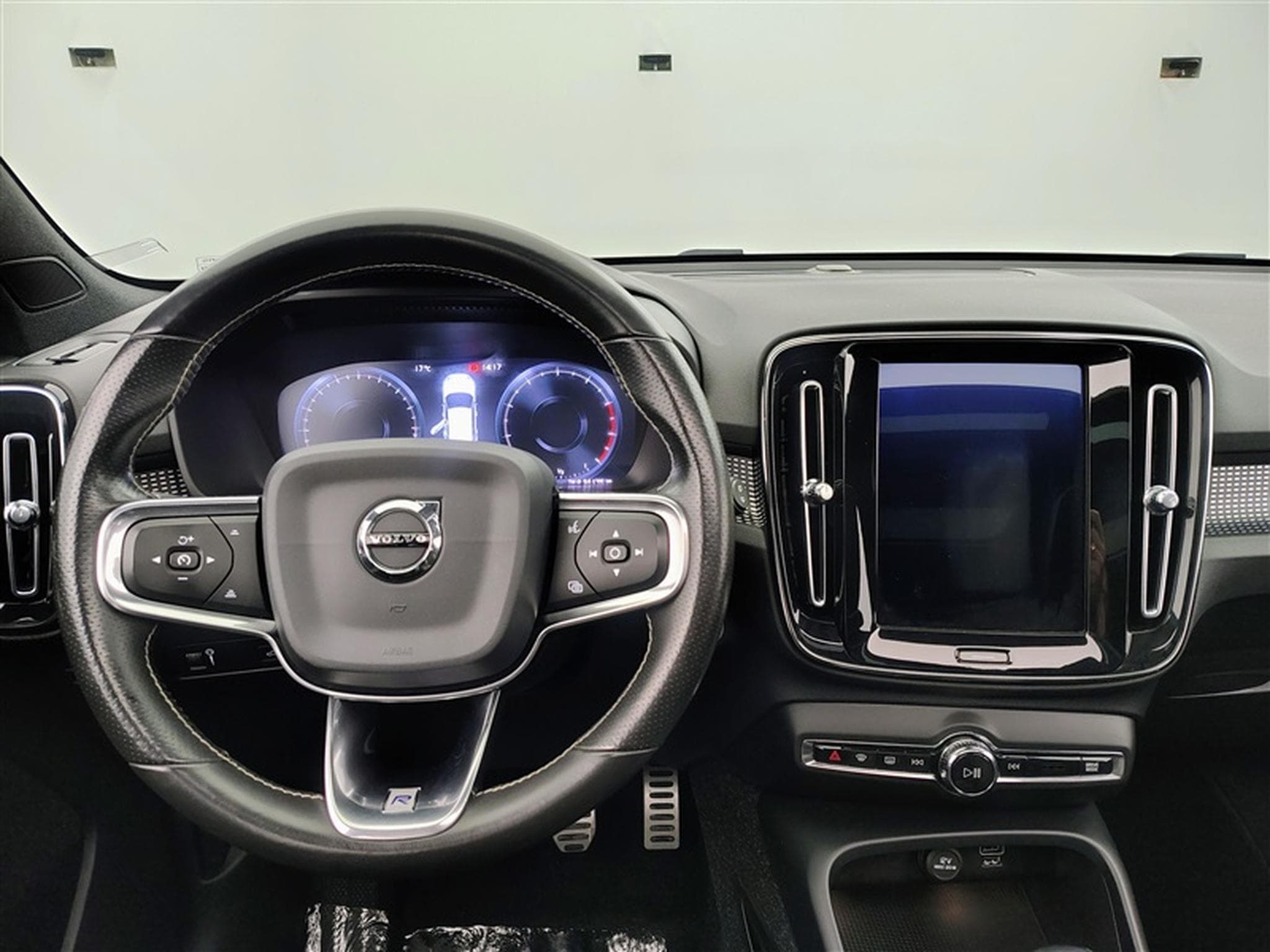 Volvo XC40 1.5 T3 R-Design NAVI / FULL LED / TOIT PANO /PDC AR / JA 18" (2019) - Foto 9