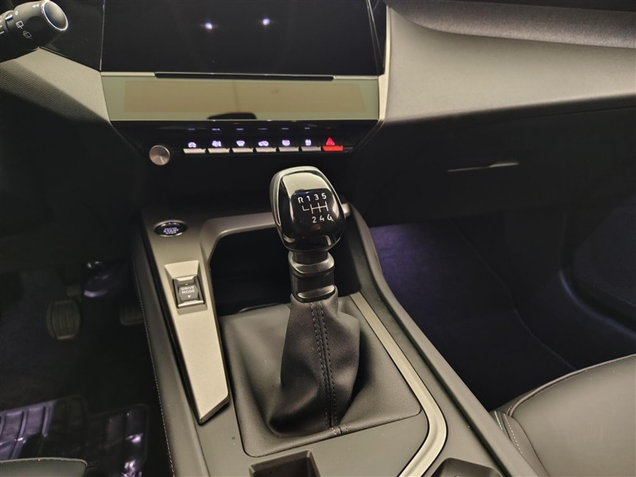Peugeot 308 1.2 PureTech Allure NAVI / S-CUIR / FULL LED (2024) - Photo 12