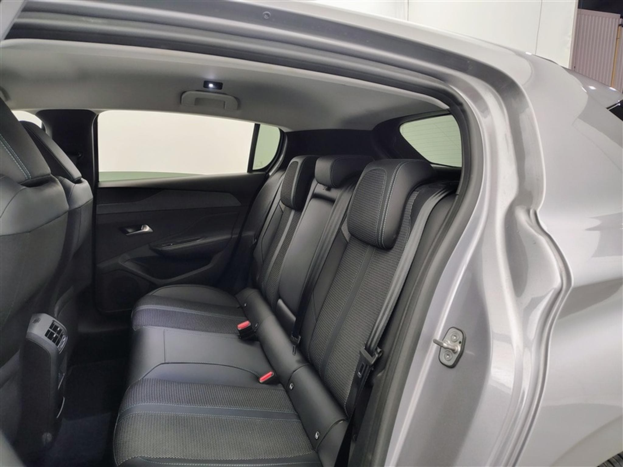 Peugeot 308 1.2 PureTech Allure NAVI / S-CUIR / FULL LED (2024) - Photo 13