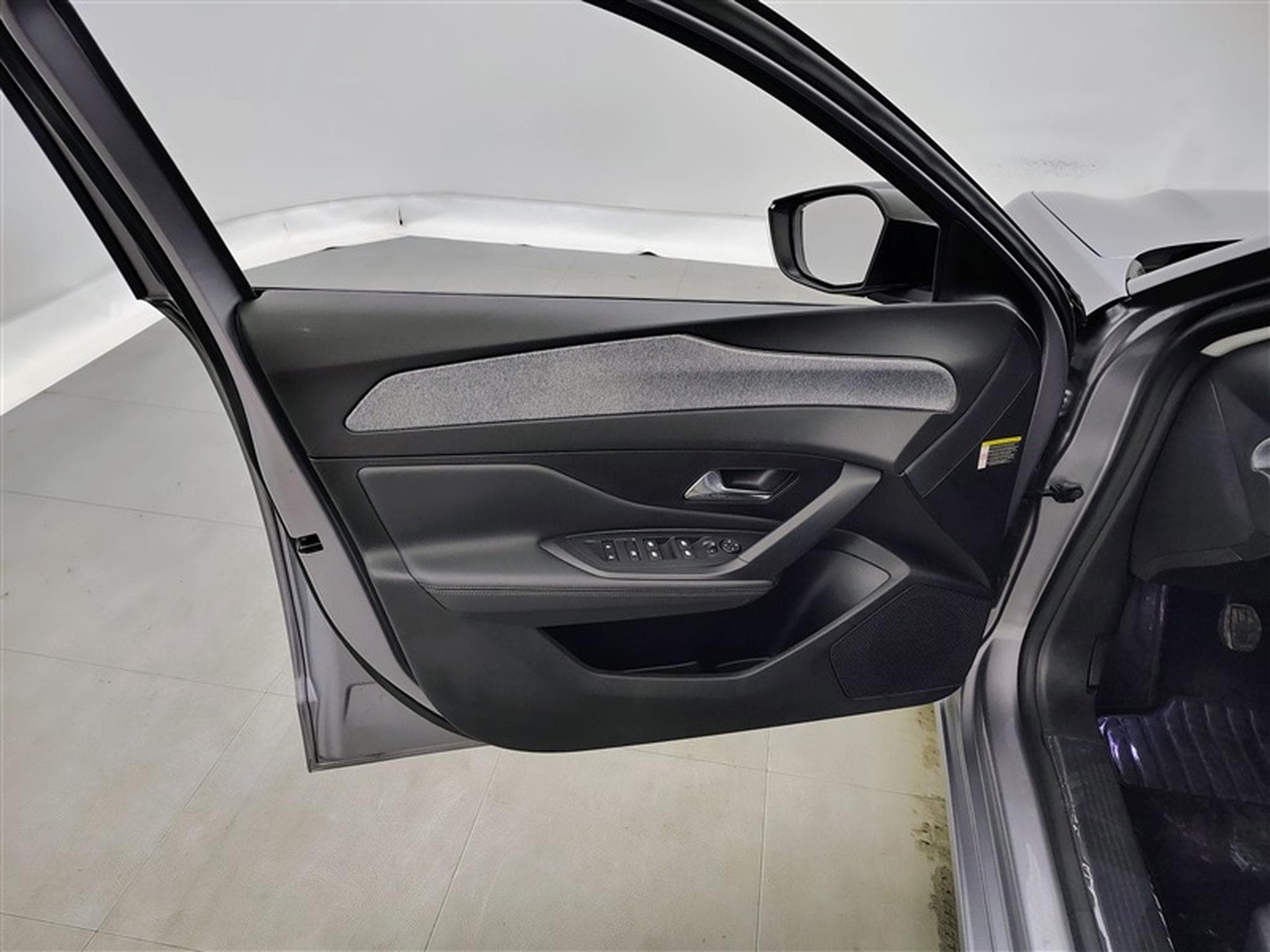 Peugeot 308 1.2 PureTech Allure NAVI / S-CUIR / FULL LED (2024) - Photo 17