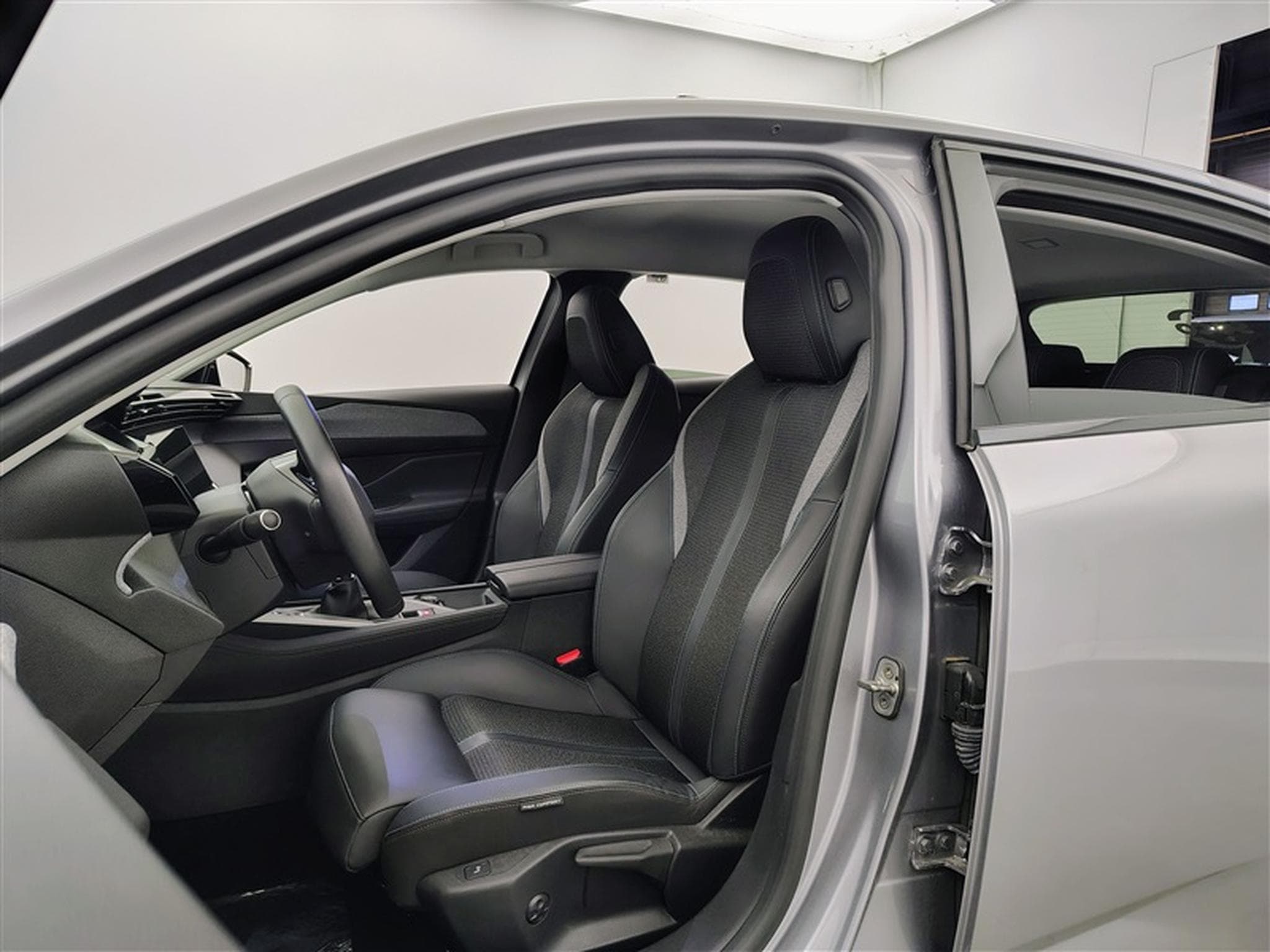 Peugeot 308 1.2 PureTech Allure NAVI / S-CUIR / FULL LED (2024) - Photo 7